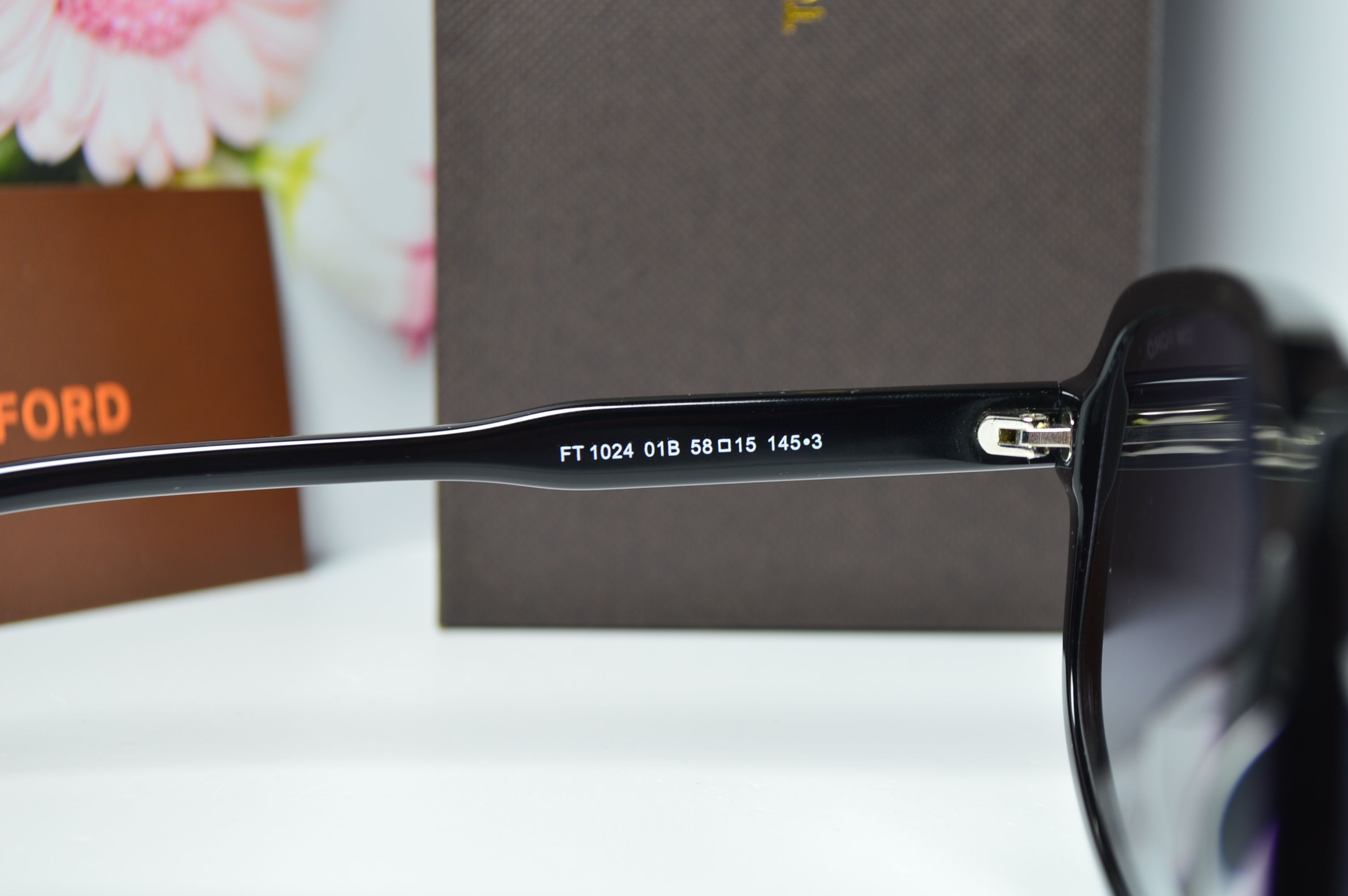 Очки солнцезащитные, авиатор, ретро стиль от TOM FORD, модель FT 1024 01B. Брутальная модель для мужчин!