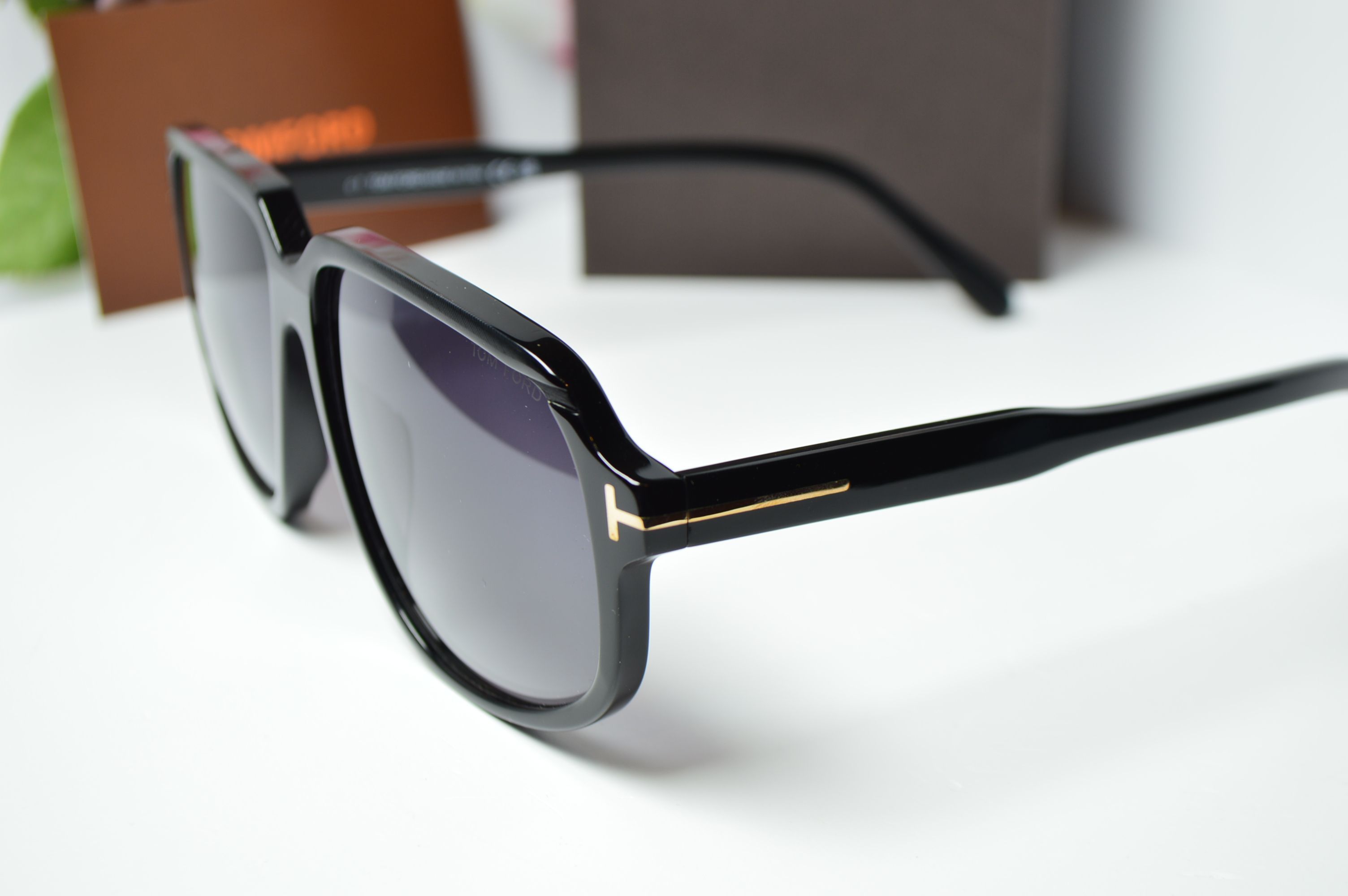 Очки солнцезащитные, авиатор, ретро стиль от TOM FORD, модель FT 1024 01B. Брутальная модель для мужчин!