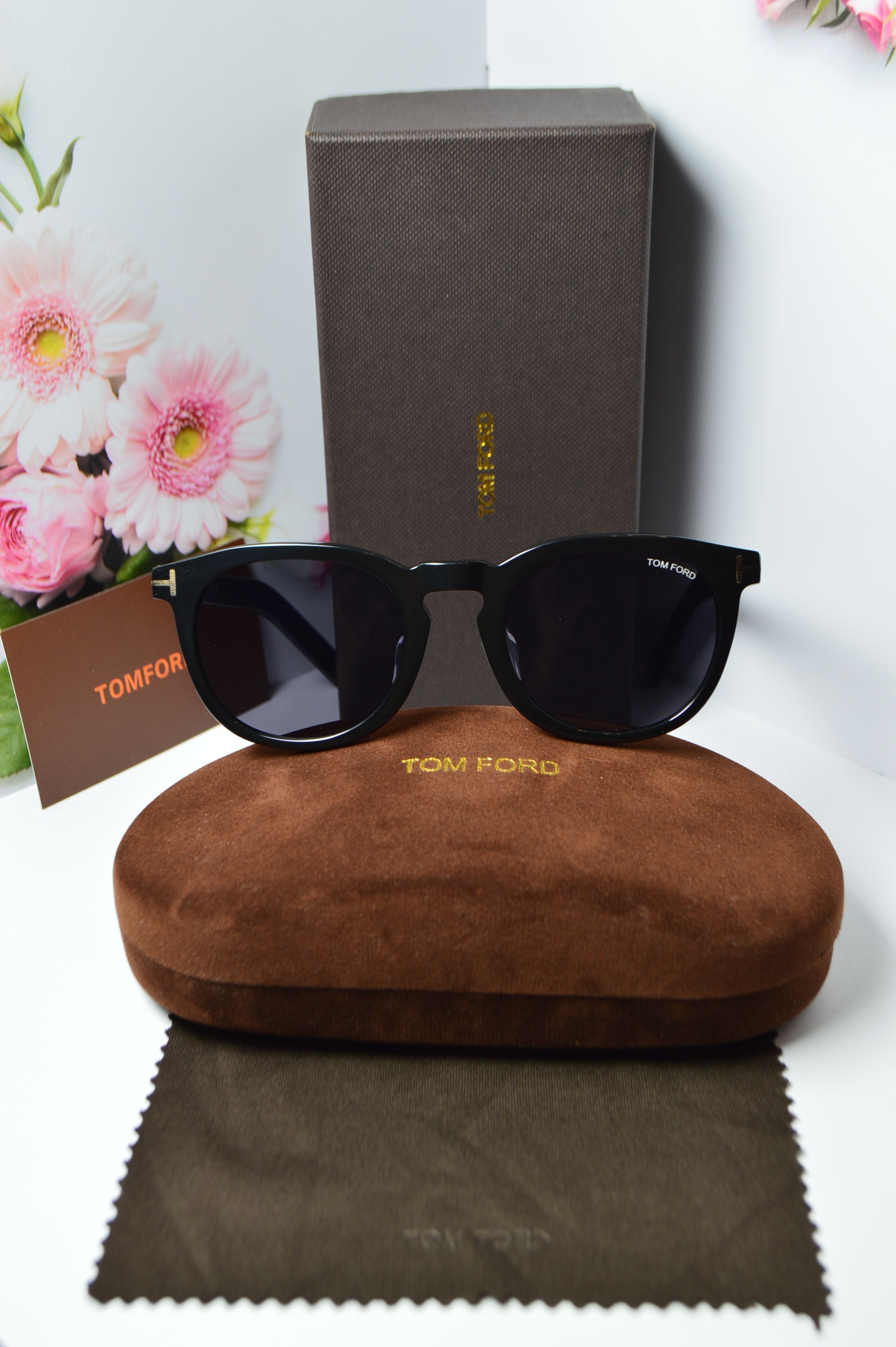 Очки солнцезащитные, ретро стиль от TOM FORD, модель FT 1090 01A . Брутальный стиль для неё!