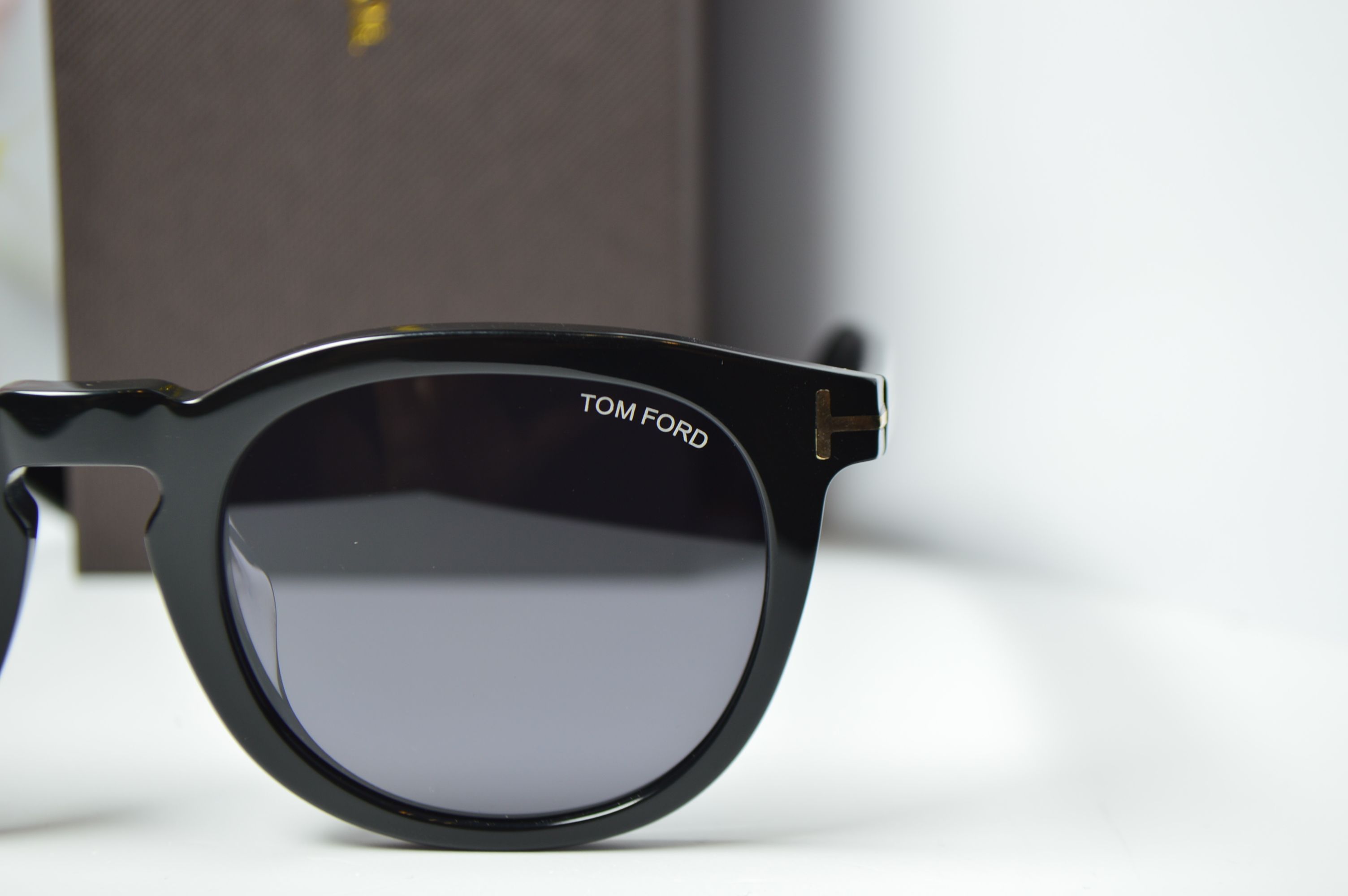 Очки солнцезащитные, ретро стиль от TOM FORD, модель FT 1090 01A . Брутальный стиль для неё!