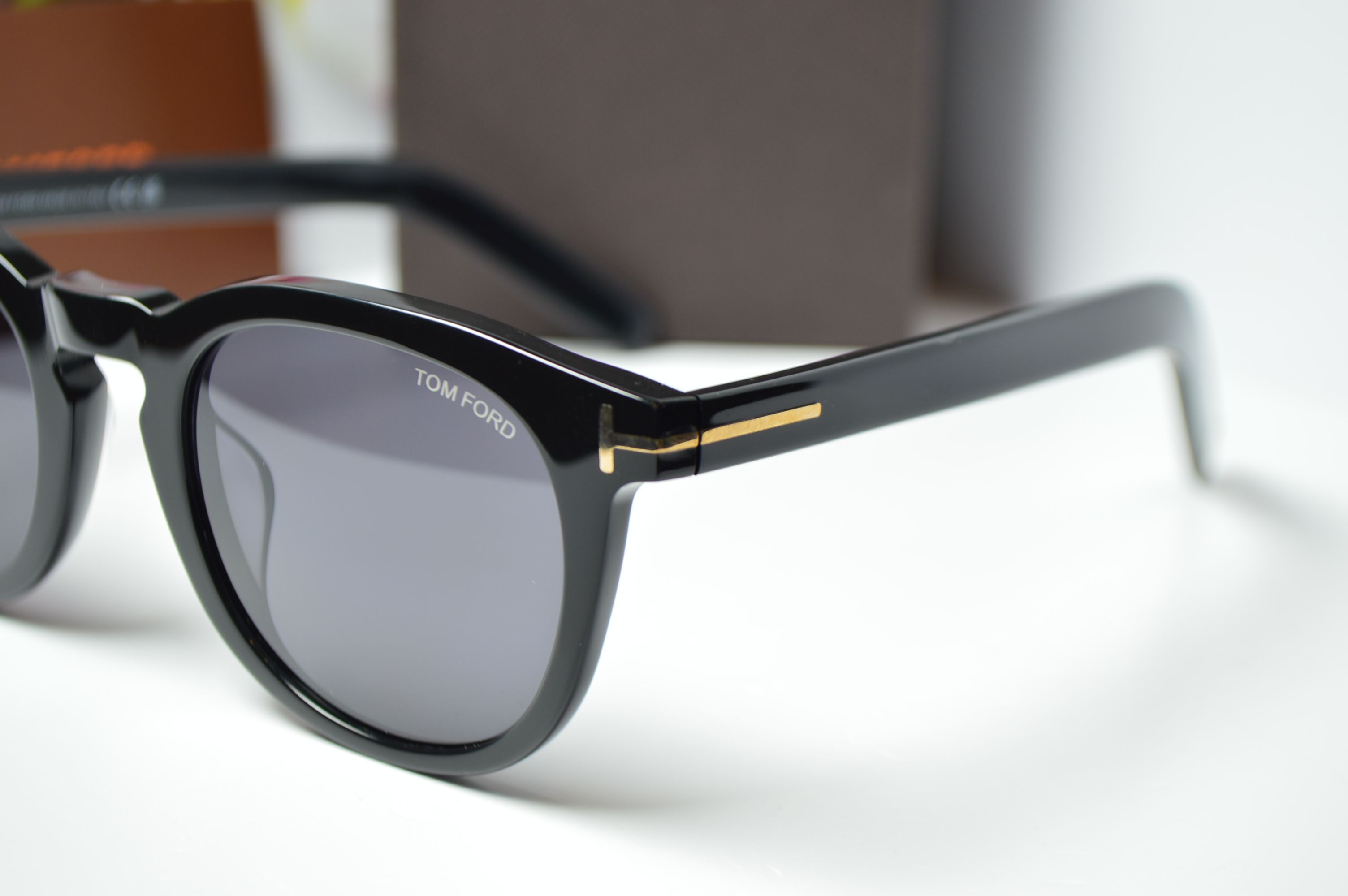 Очки солнцезащитные, ретро стиль от TOM FORD, модель FT 1090 01A . Брутальный стиль для неё!