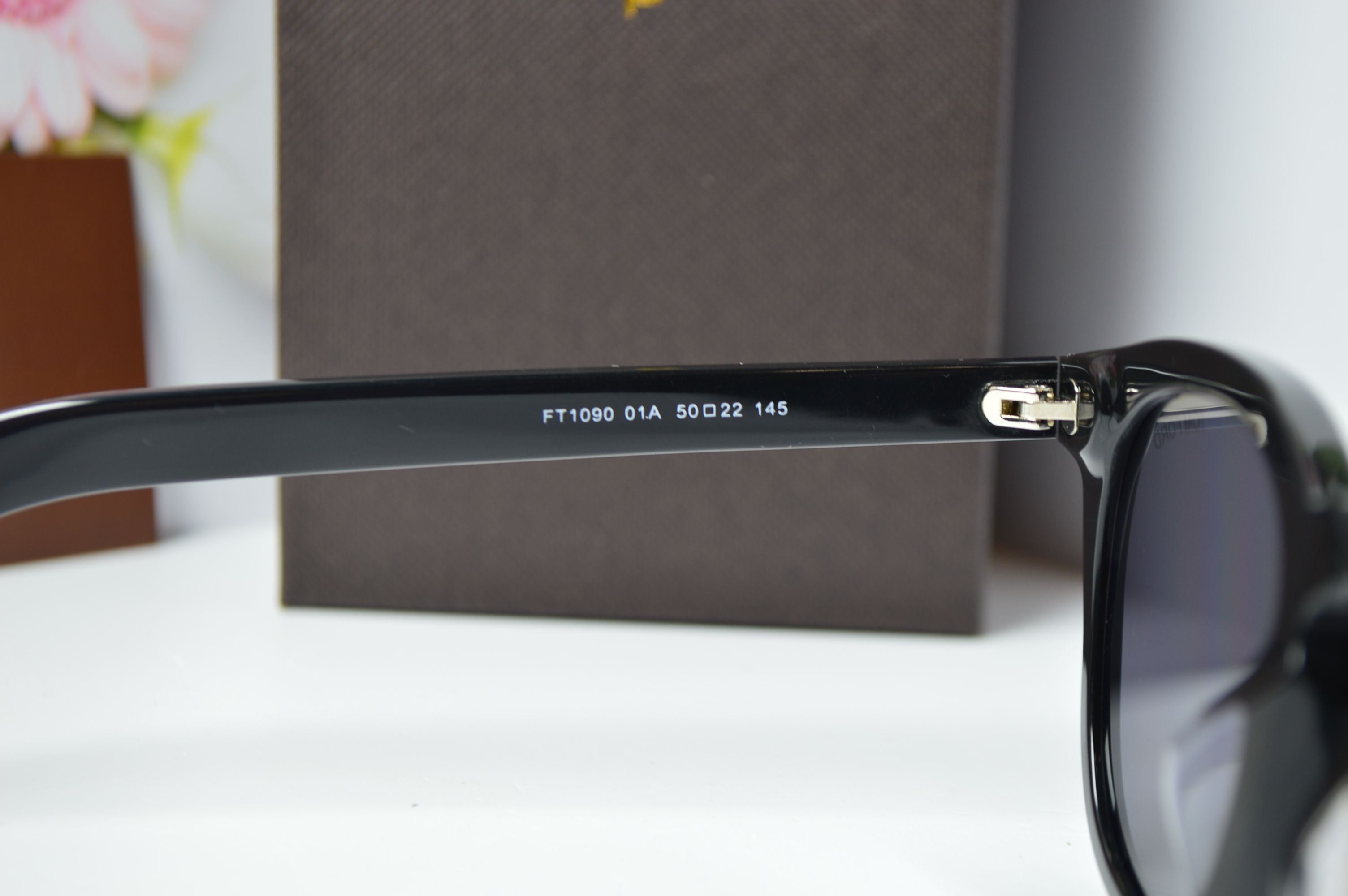 Очки солнцезащитные, ретро стиль от TOM FORD, модель FT 1090 01A . Брутальный стиль для неё!