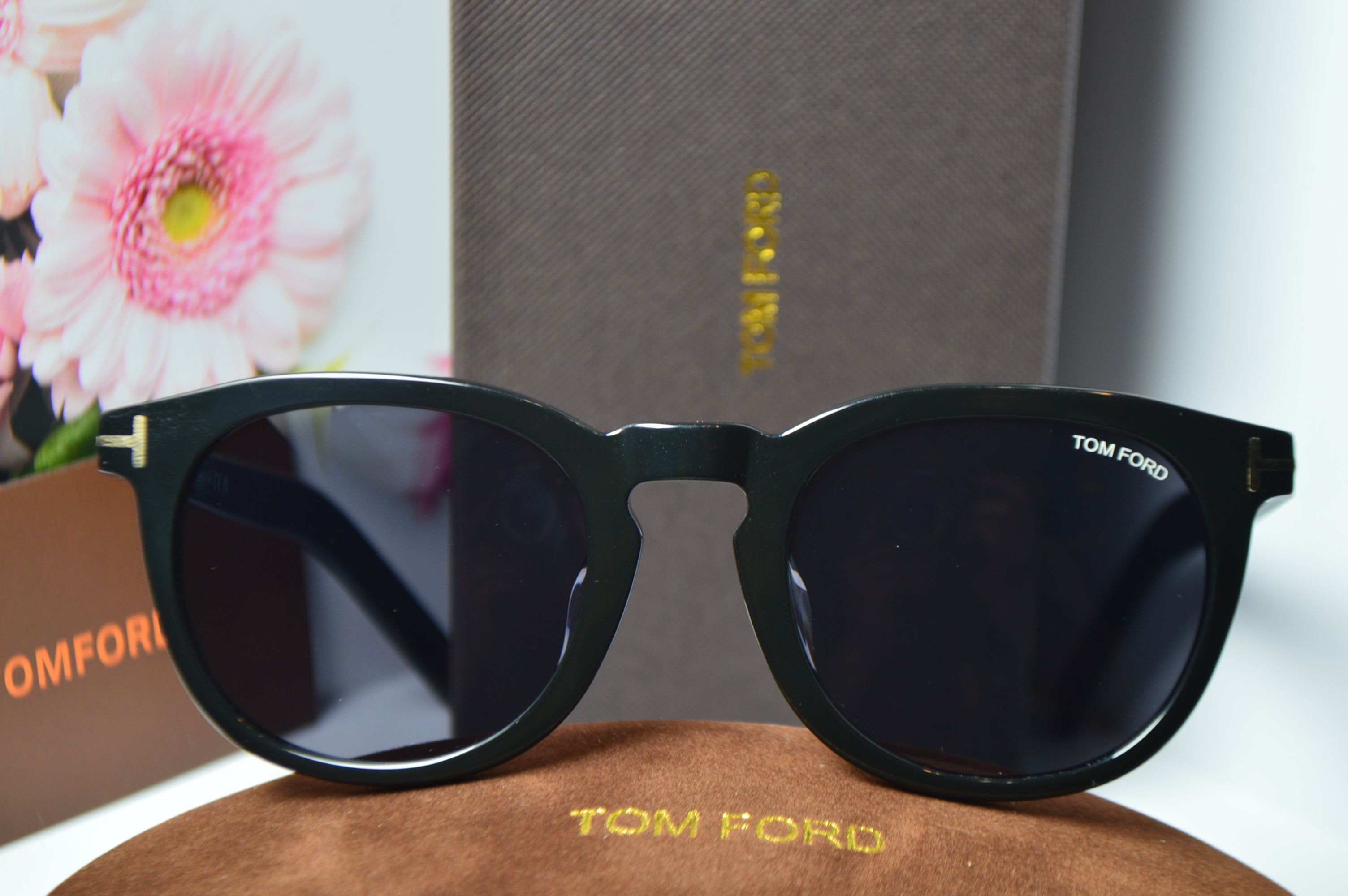 Очки солнцезащитные, ретро стиль от TOM FORD, модель FT 1090 01A . Брутальный стиль для неё!