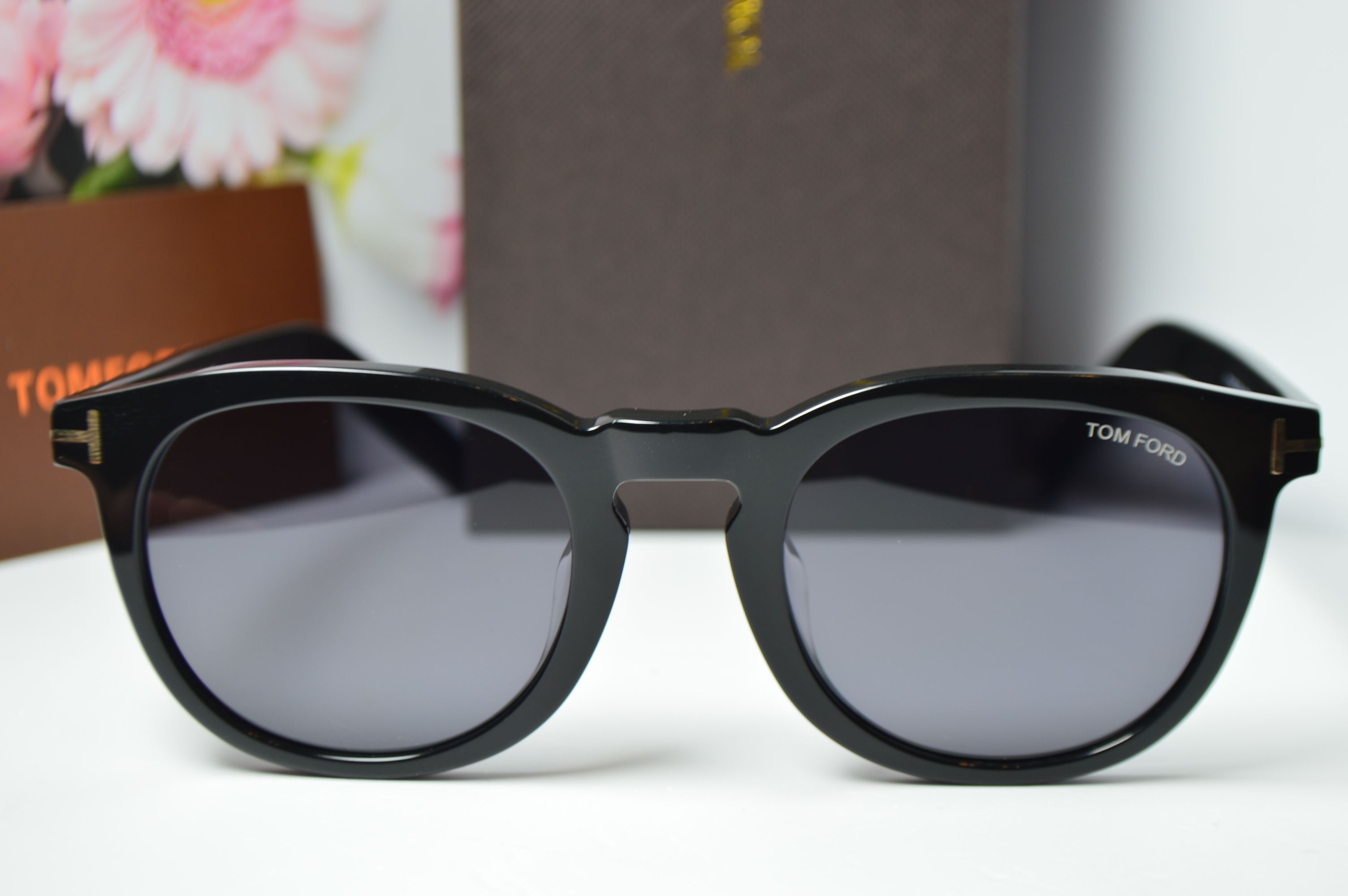 Очки солнцезащитные, ретро стиль от TOM FORD, модель FT 1090 01A . Брутальный стиль для неё!