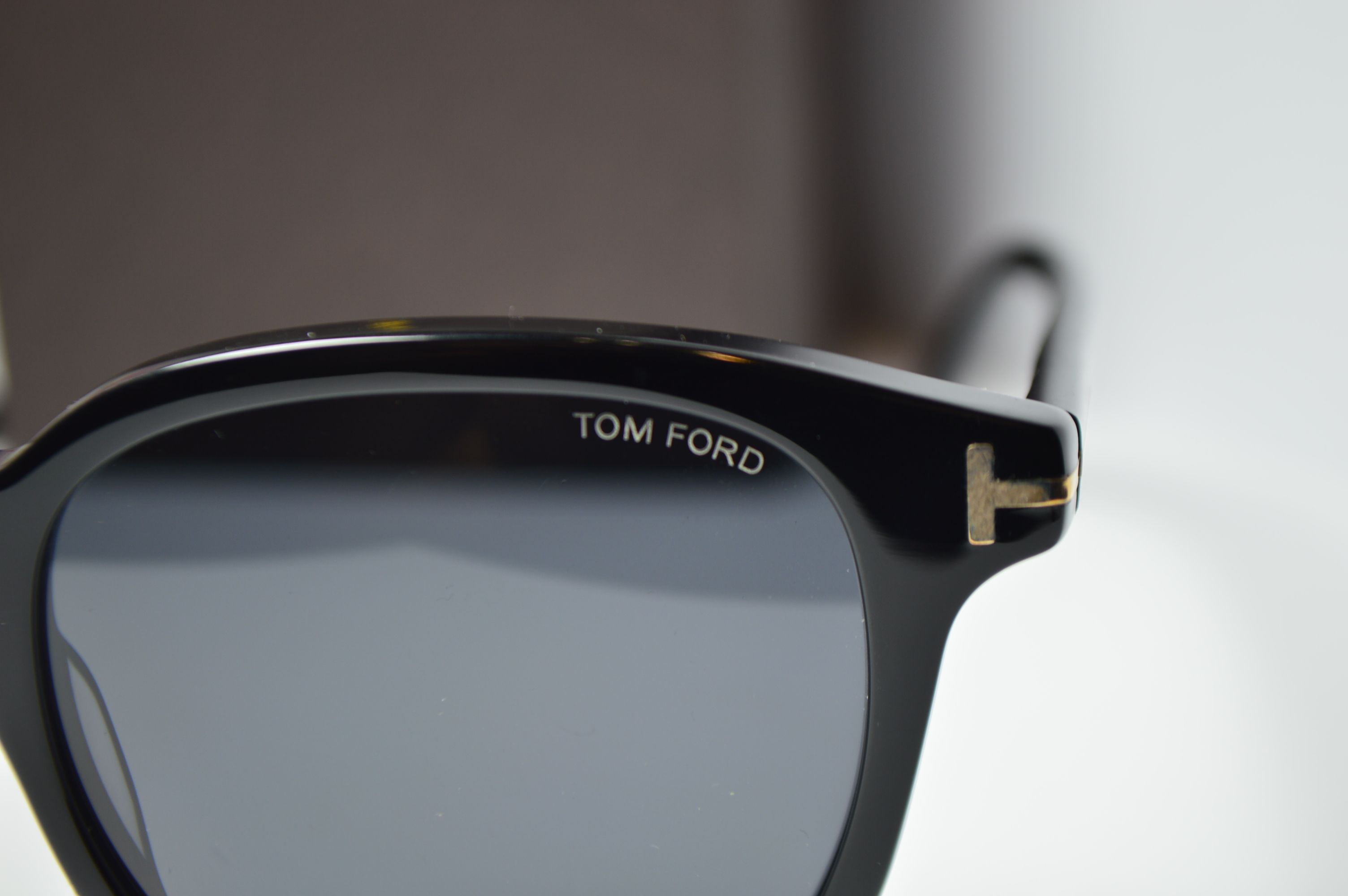Очки солнцезащитные, ретро стиль от TOM FORD, модель JAMESON FT 0752 . Брутальный стиль для неё!