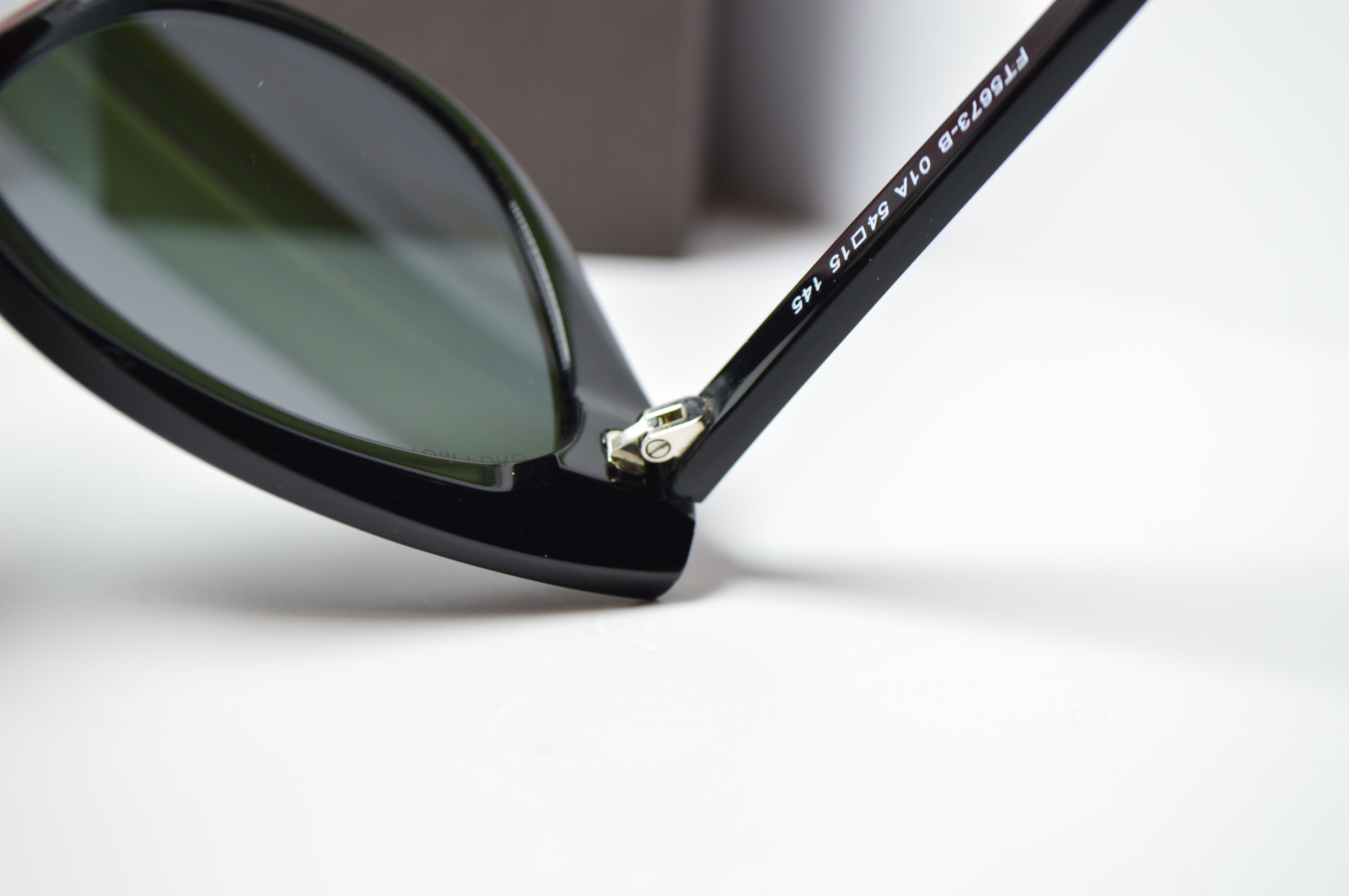 Очки солнцезащитные, ретро стиль от TOM FORD, модель FT 5673-В 01А . Элегантный стиль для нее!
