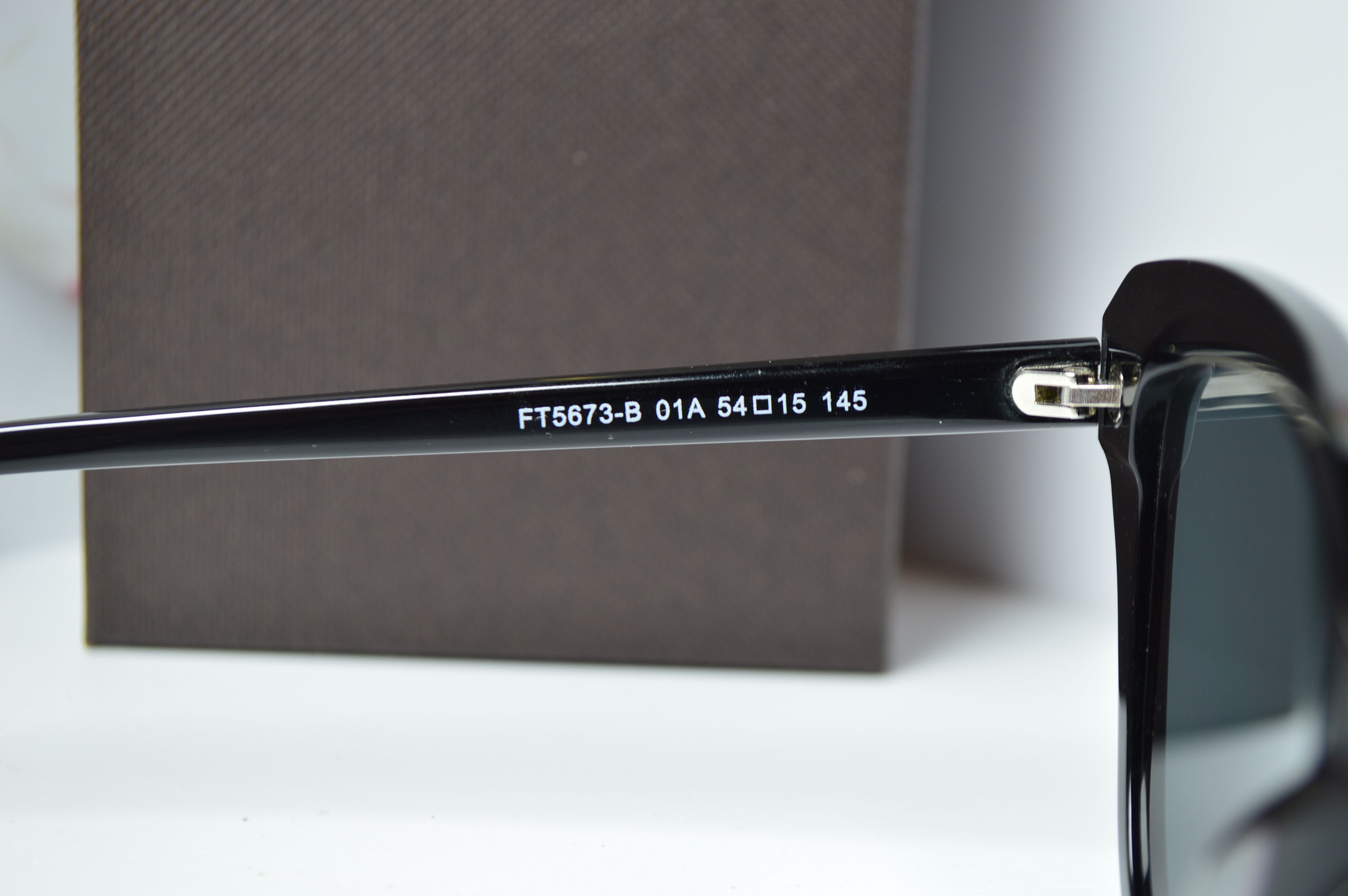 Очки солнцезащитные, ретро стиль от TOM FORD, модель FT 5673-В 01А . Элегантный стиль для нее!