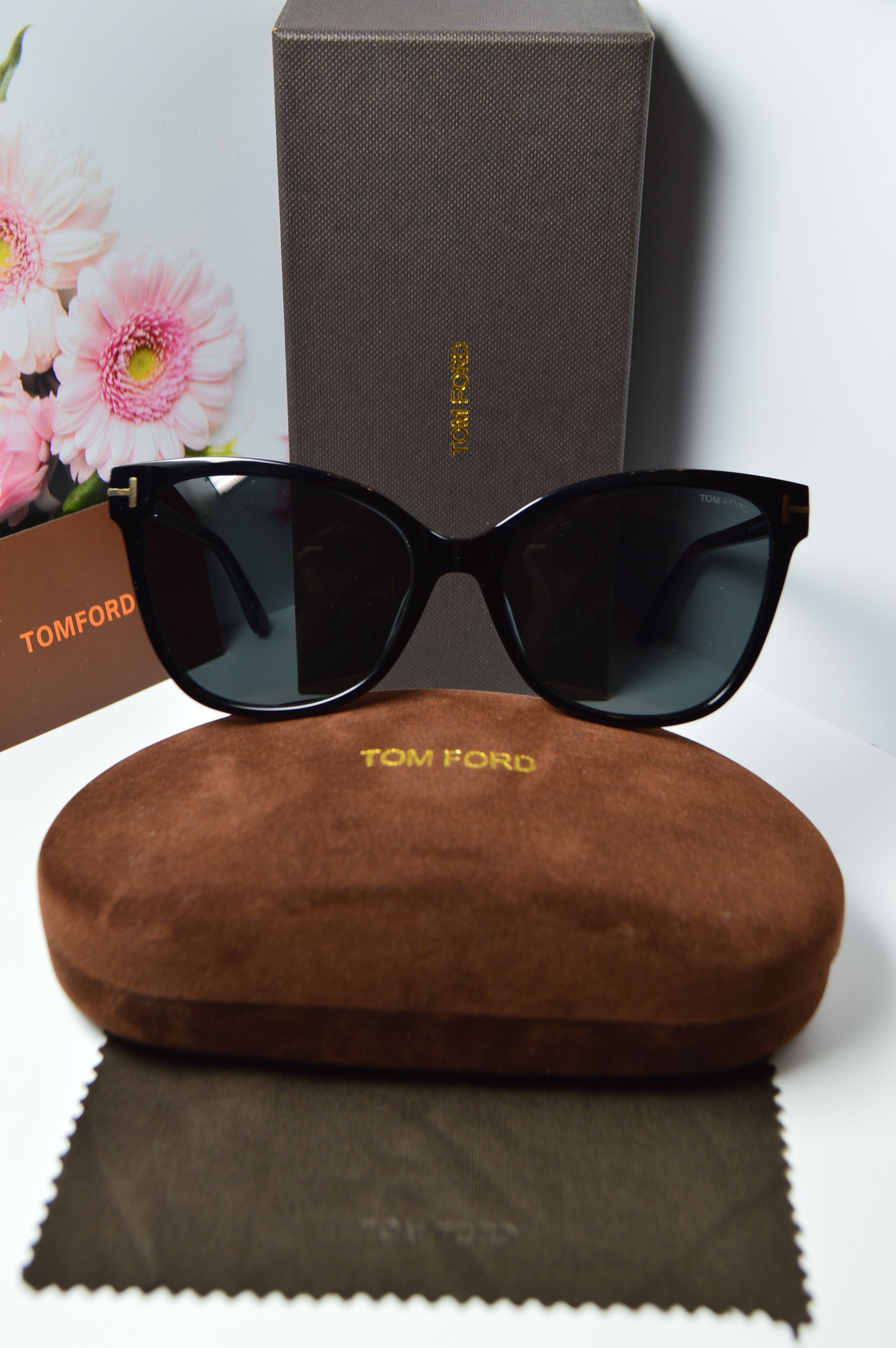 Очки солнцезащитные, ретро стиль от TOM FORD, модель ANI FT 0844 01B . Элегантный стиль для нее!