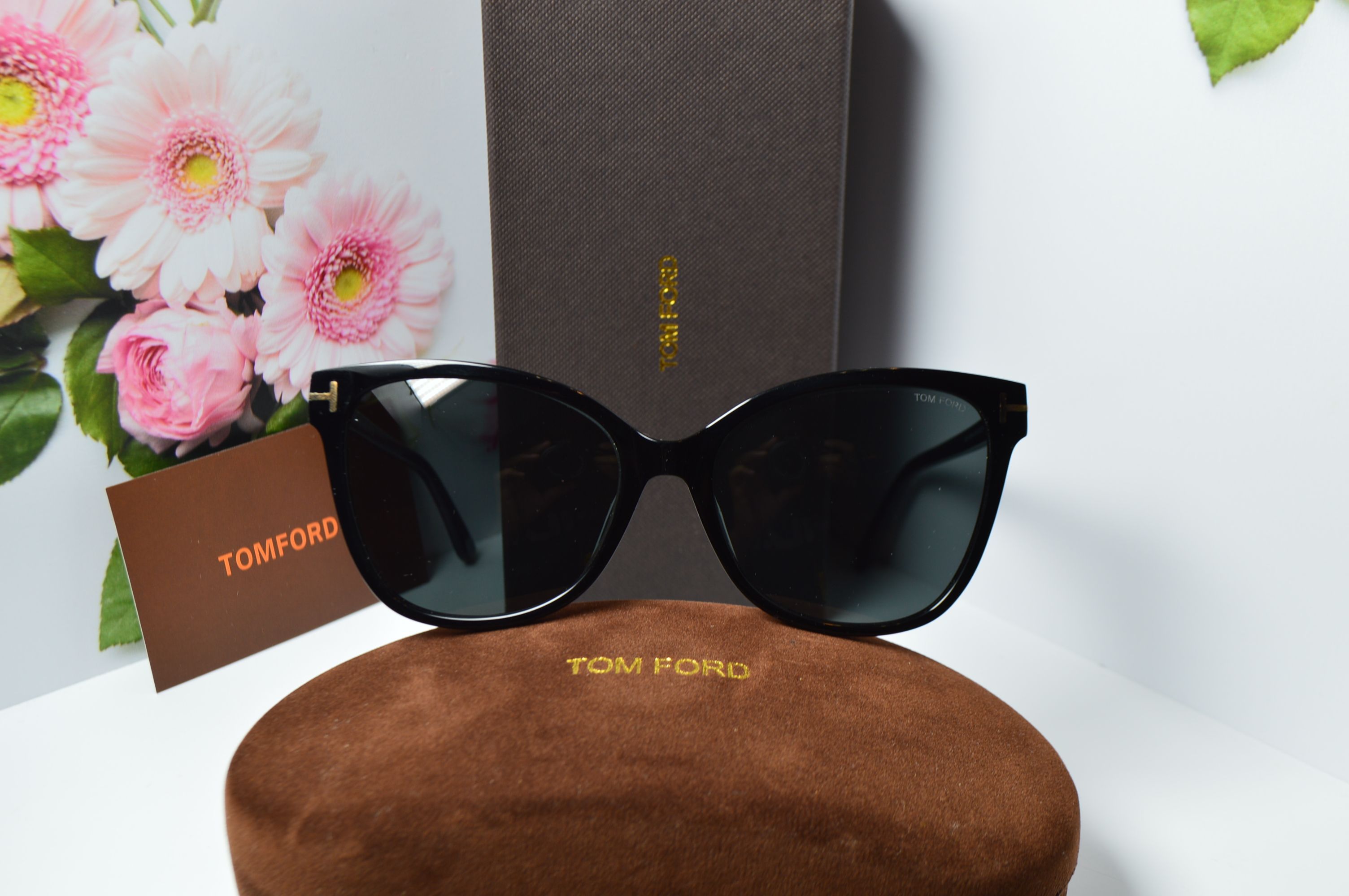 Очки солнцезащитные, ретро стиль от TOM FORD, модель ANI FT 0844 01B . Элегантный стиль для нее!
