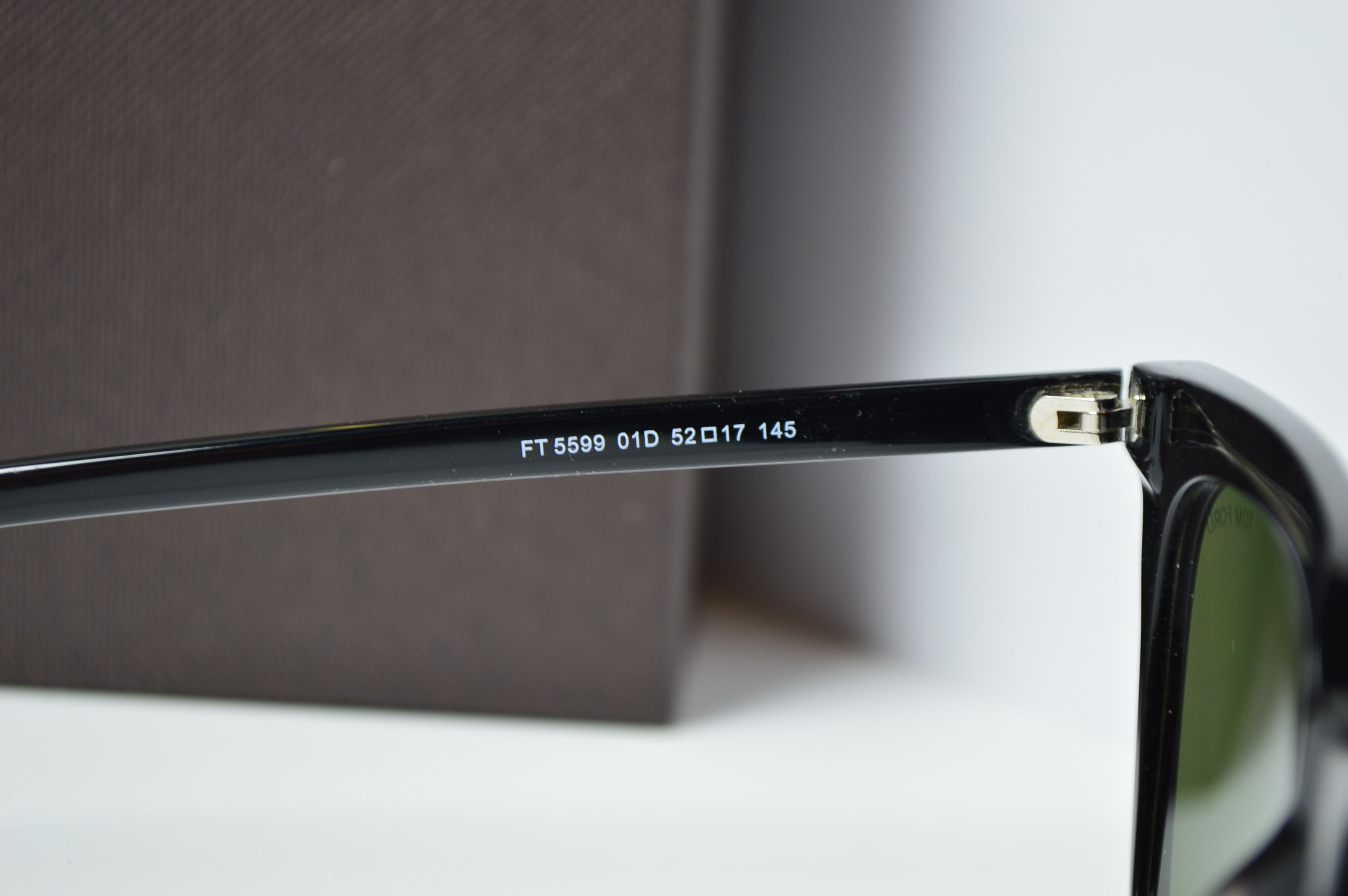 Очки солнцезащитные, ретро стиль от TOM FORD, модель FT 5599 01D . Элегантный стиль для нее!