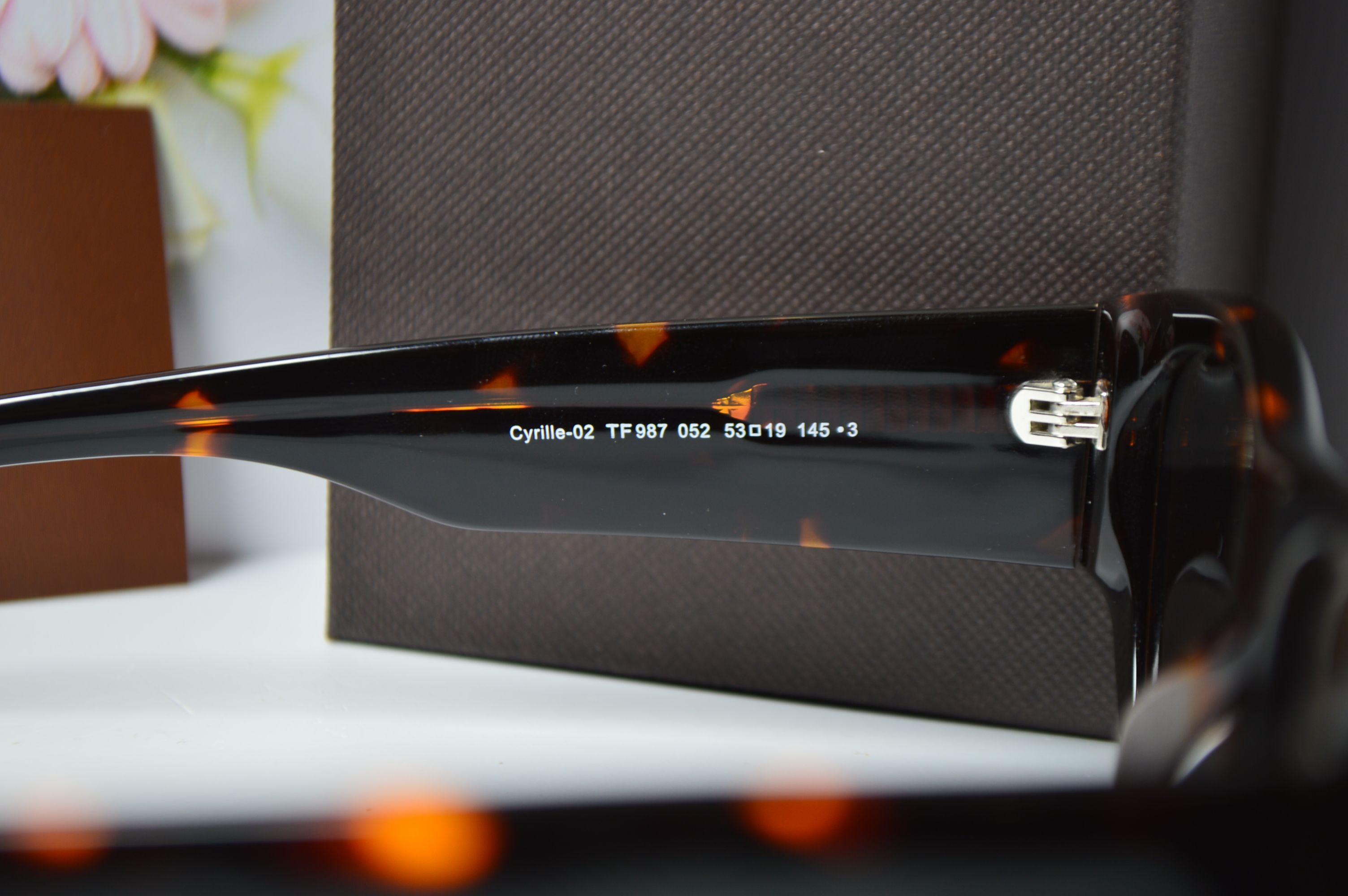 Очки солнцезащитные, ретро стиль от TOM FORD, модель Cyrille-02 TF 987 052 . Широкая дужка!