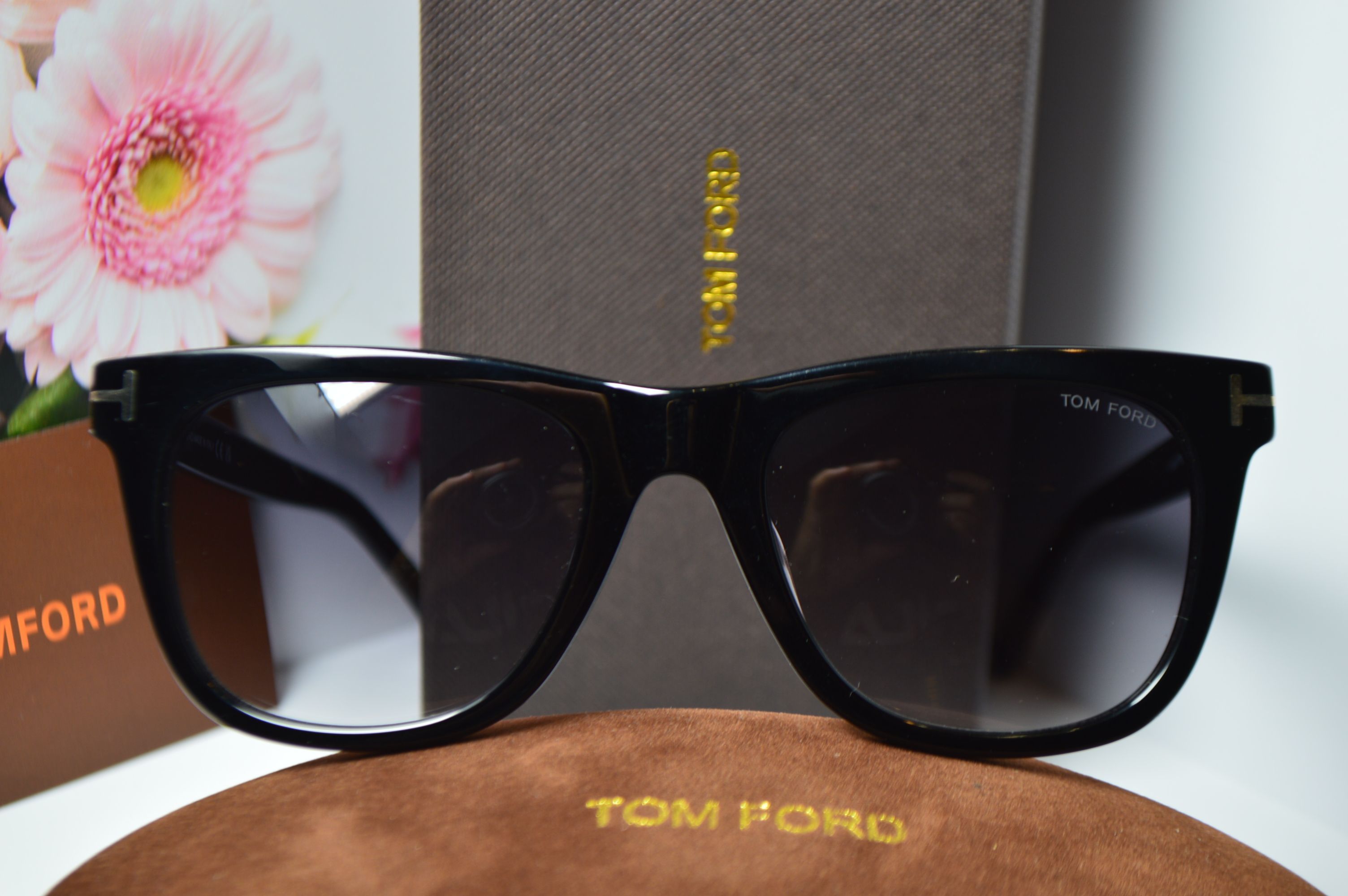 Очки солнцезащитные, унисекс, ретро стиль от TOM FORD, модель Leo FT 0336 01B . Стиль для него и для нее!