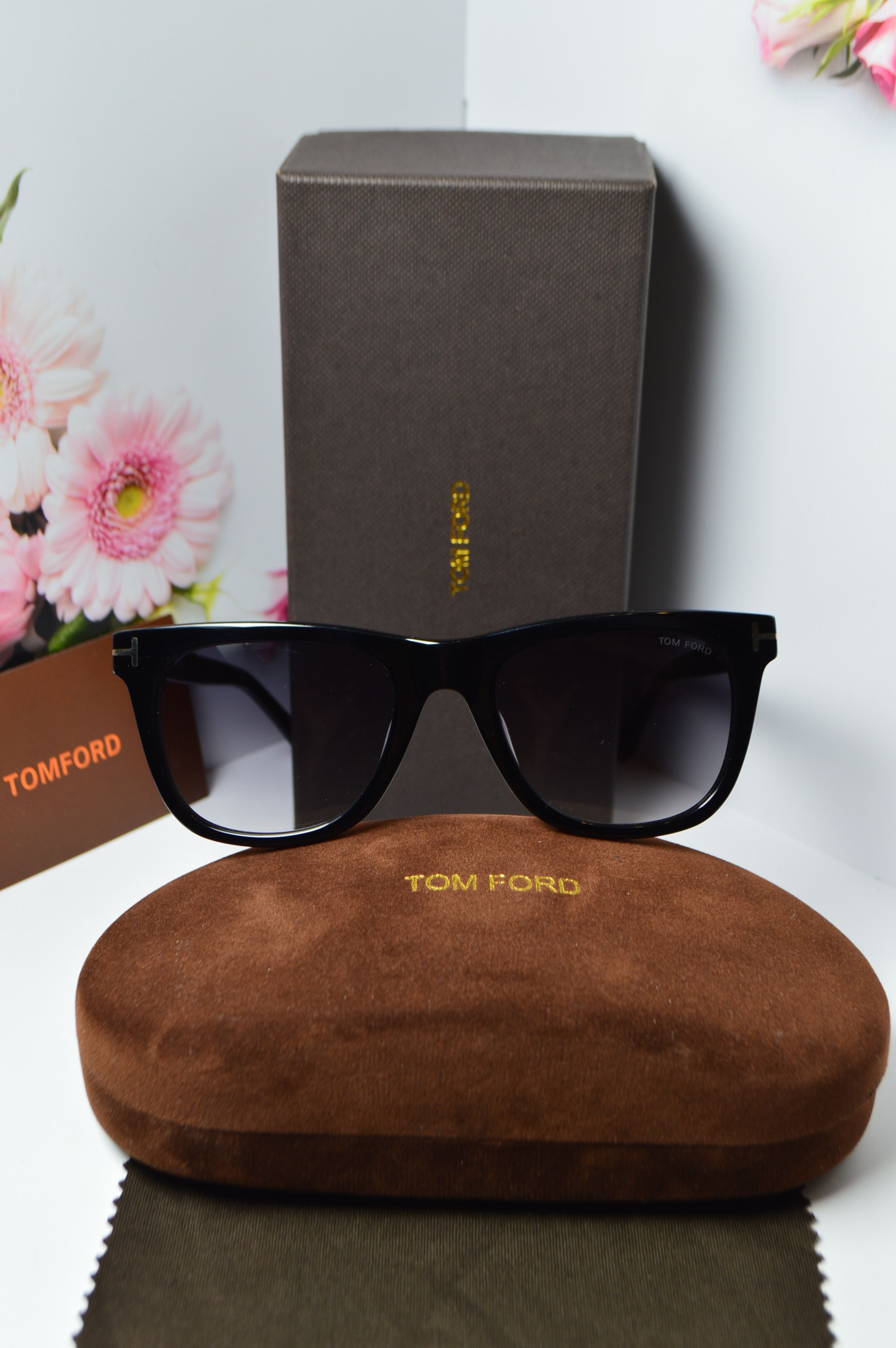 Очки солнцезащитные, унисекс, ретро стиль от TOM FORD, модель Leo FT 0336 01B . Стиль для него и для нее!
