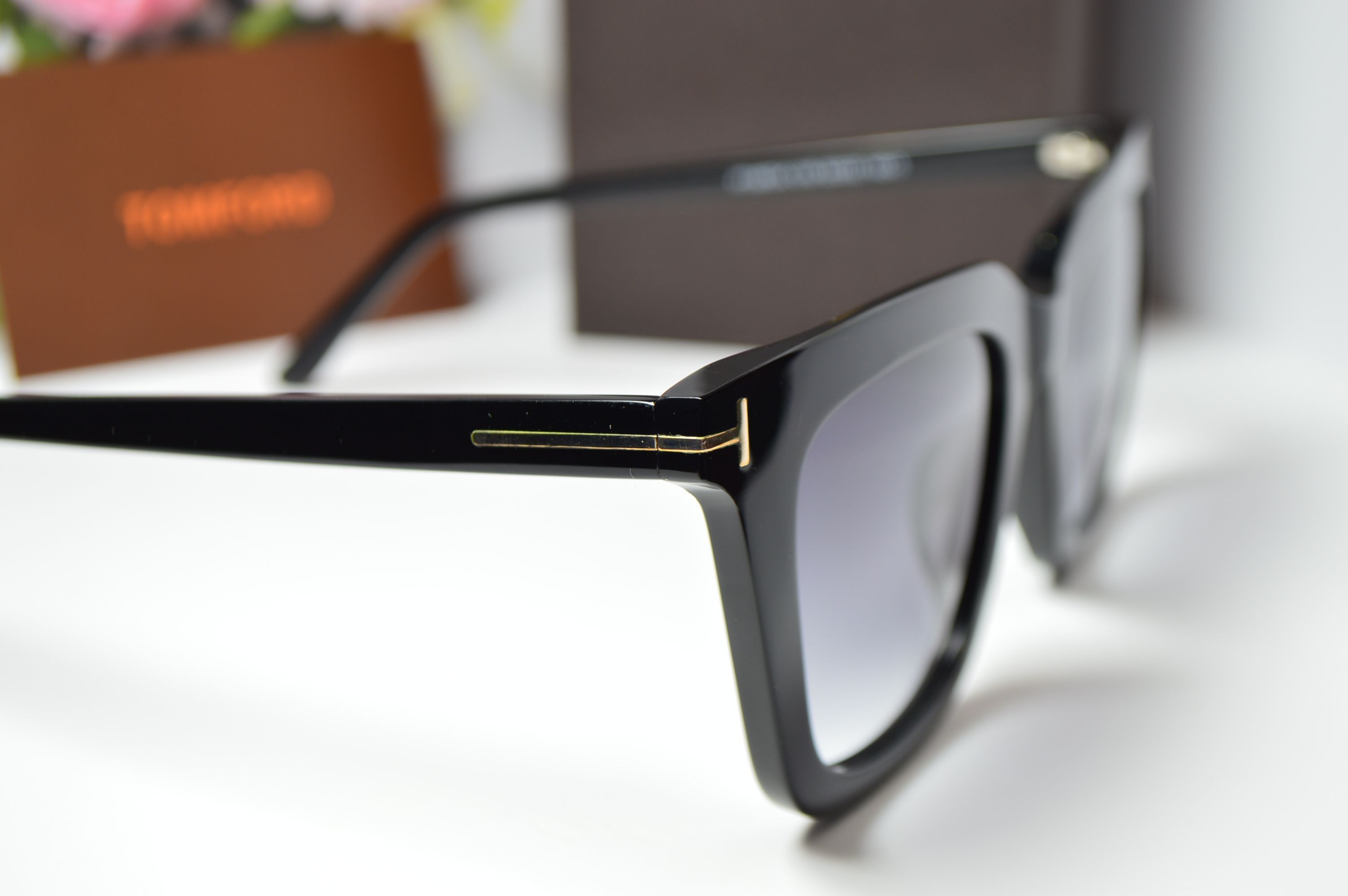 Очки солнцезащитные, унисекс, ретро стиль от TOM FORD, модель FT 0970-К 01В . Стиль для него и для нее!