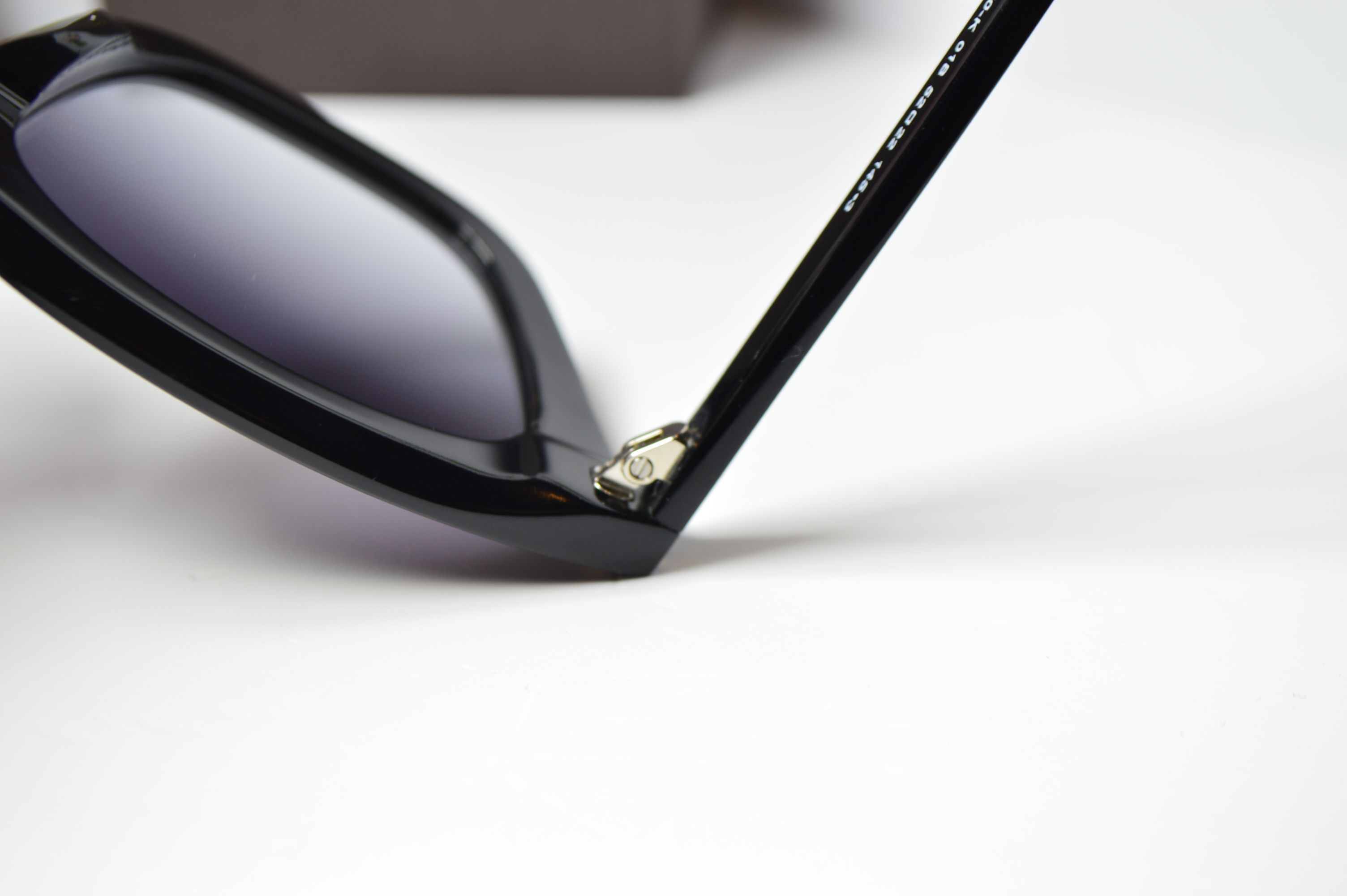 Очки солнцезащитные, унисекс, ретро стиль от TOM FORD, модель FT 0970-К 01В . Стиль для него и для нее!