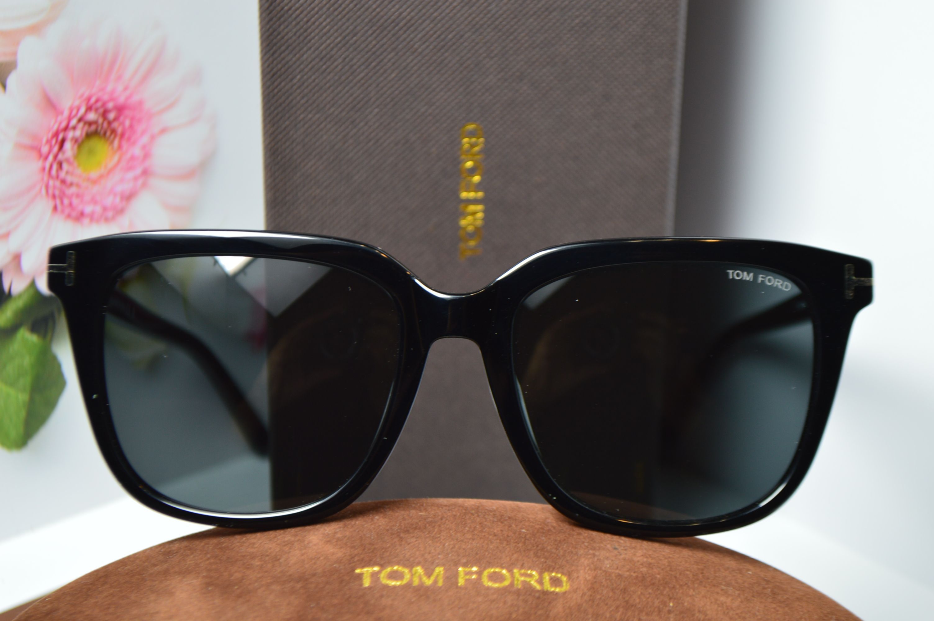 Очки солнцезащитные, унисекс, ретро стиль от TOM FORD, модель FT 0948-D 01A . Стиль для каждого!