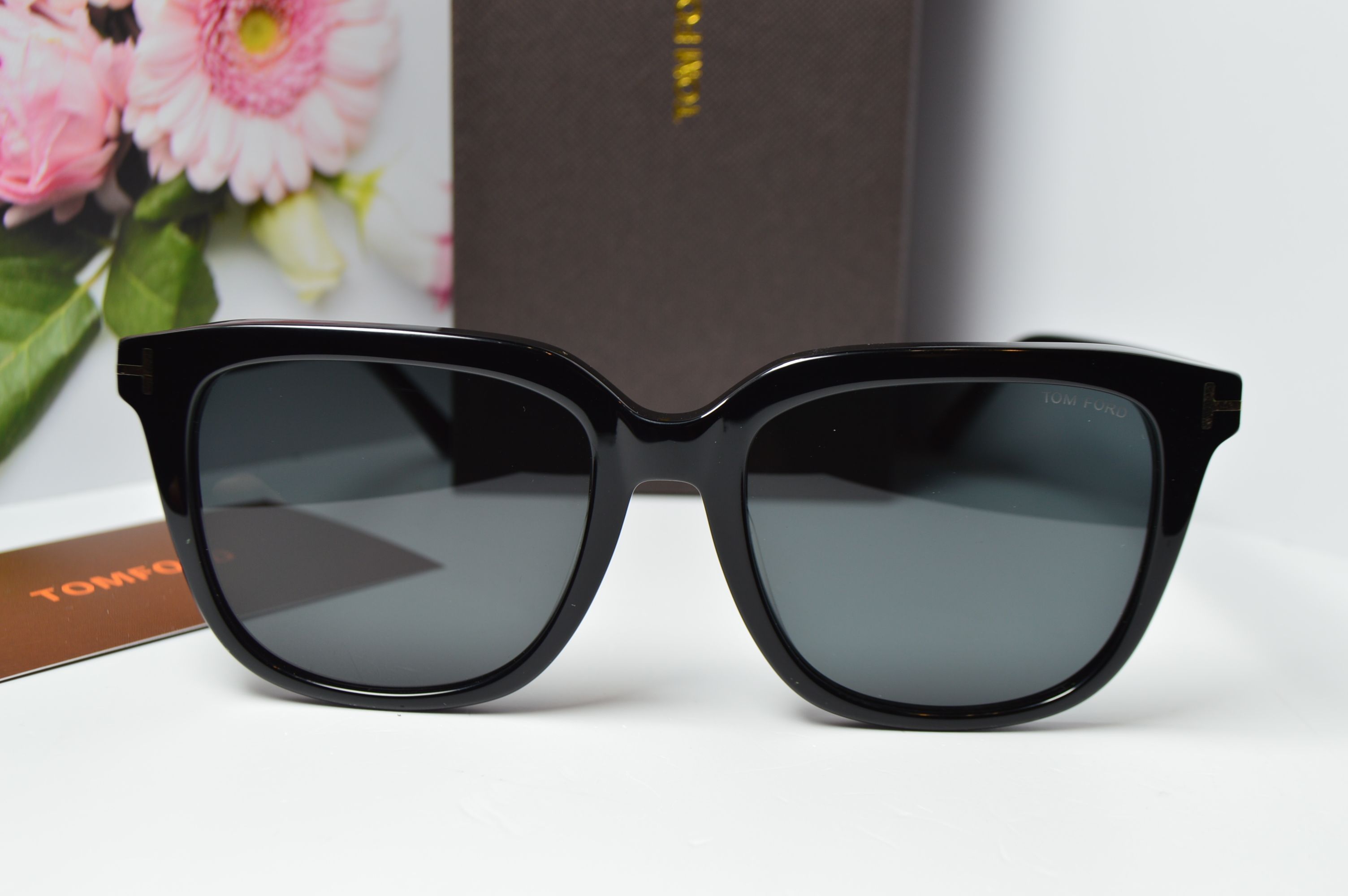 Очки солнцезащитные, унисекс, ретро стиль от TOM FORD, модель FT 0948-D 01A . Стиль для каждого!