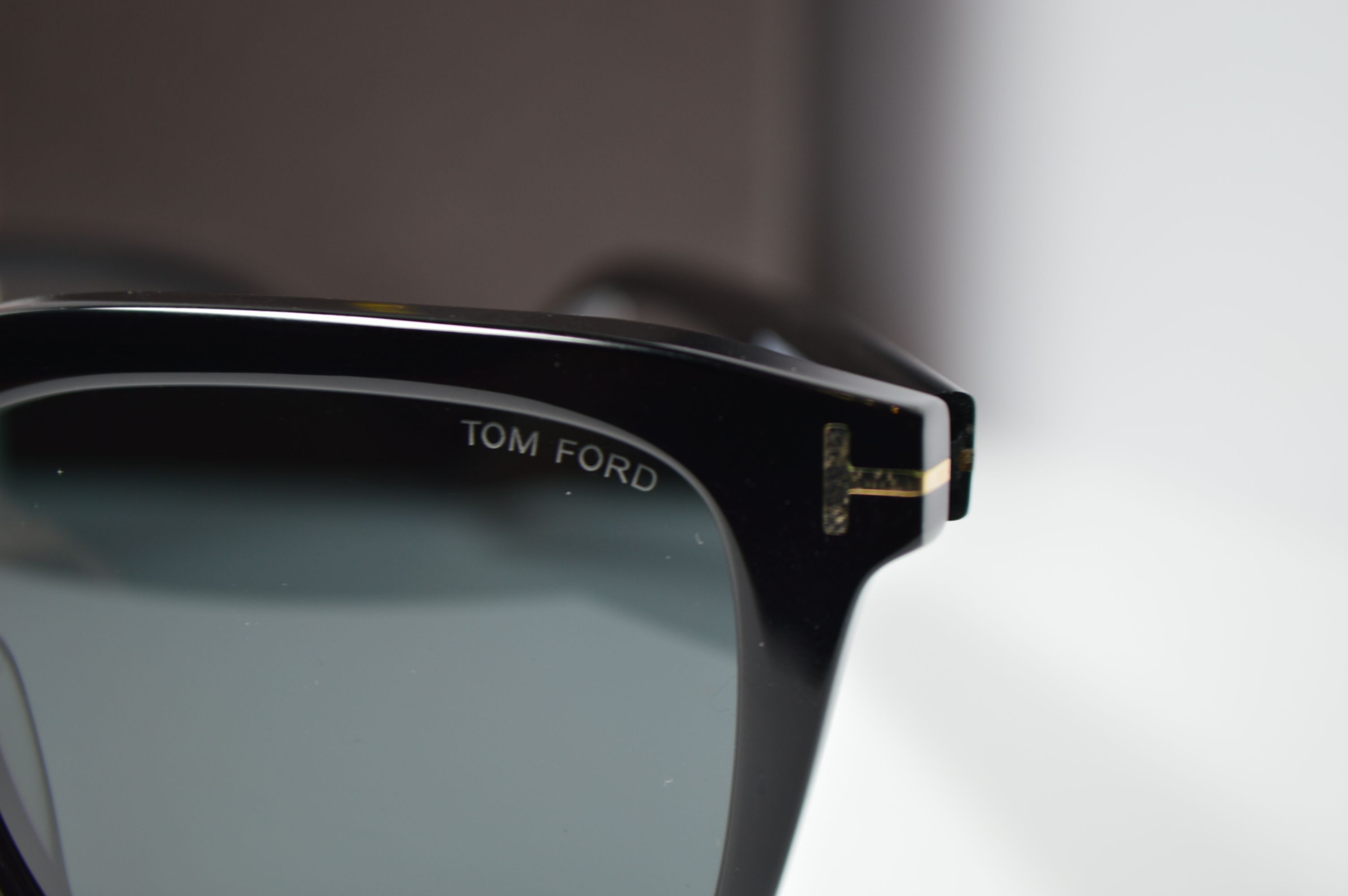 Очки солнцезащитные, унисекс, ретро стиль от TOM FORD, модель FT 0948-D 01A . Стиль для каждого!