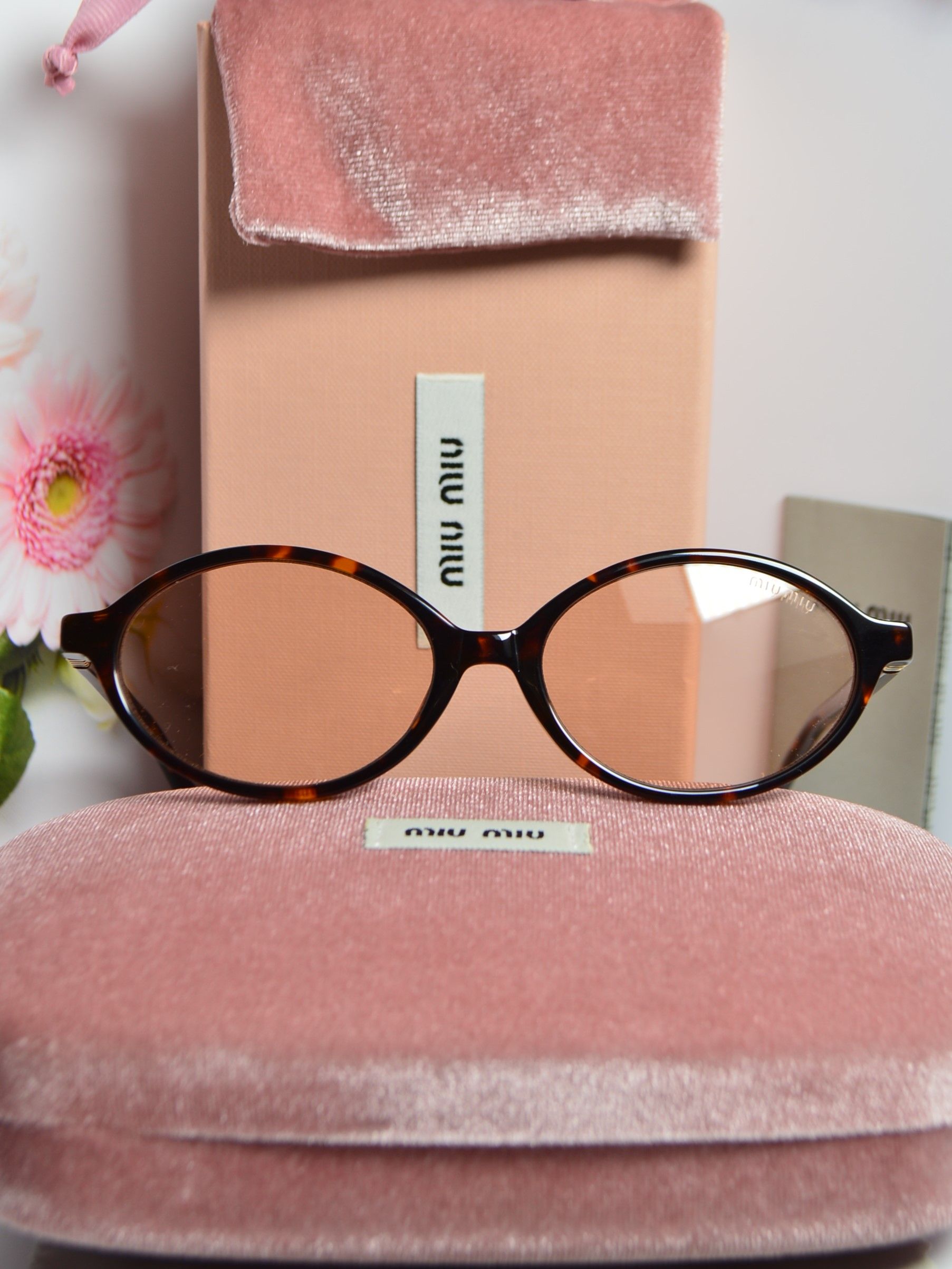 Солнцезащитные очки овальные, стиль от MiuMiu SMU 04Z