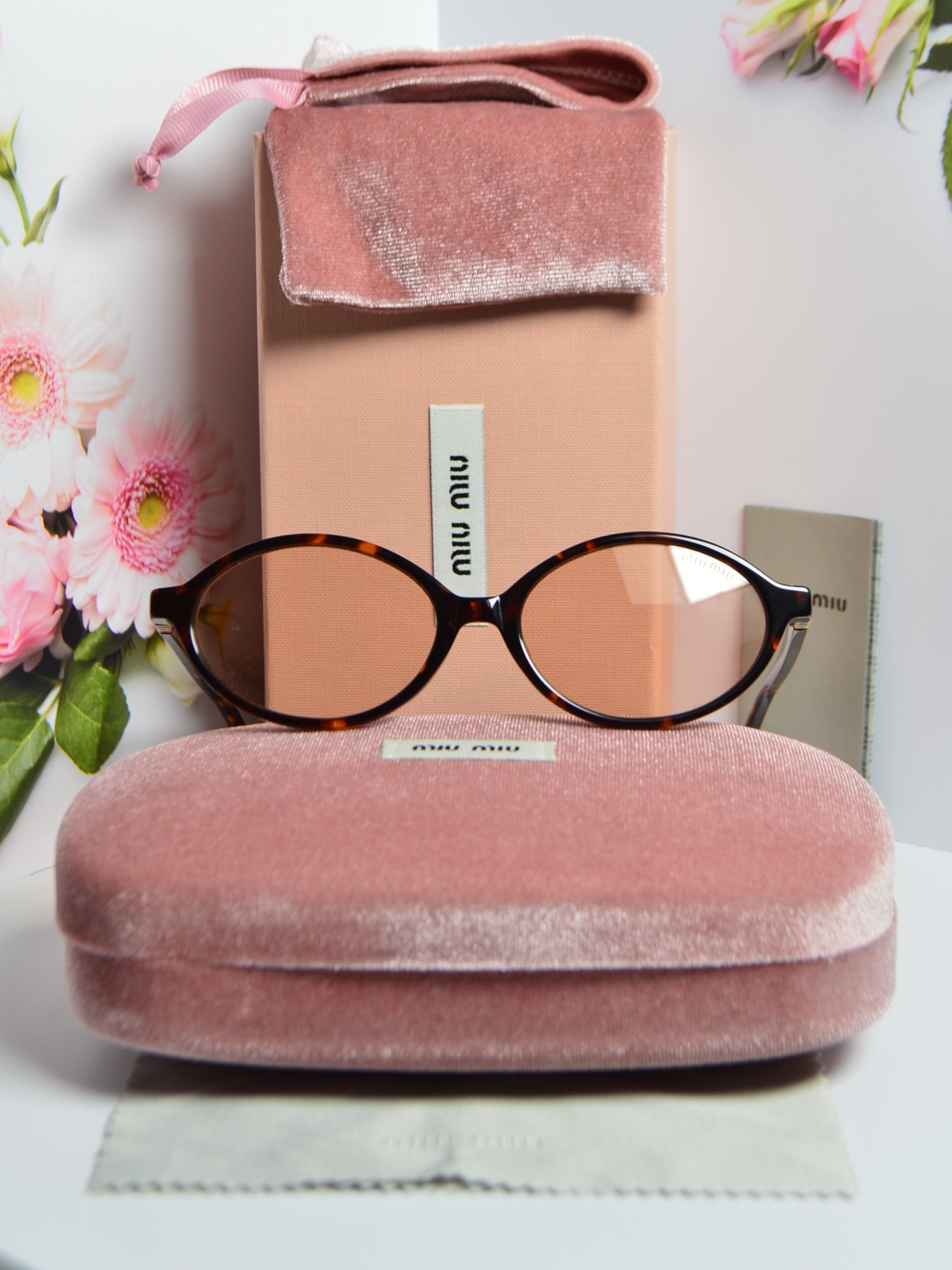Солнцезащитные очки овальные, стиль от MiuMiu SMU 04Z