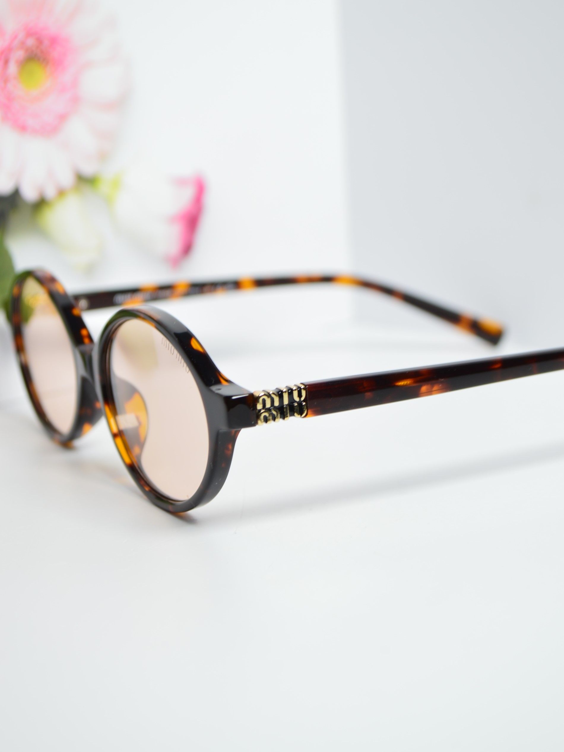 Солнцезащитные очки овальные, стиль от MiuMiu SMU 04Z