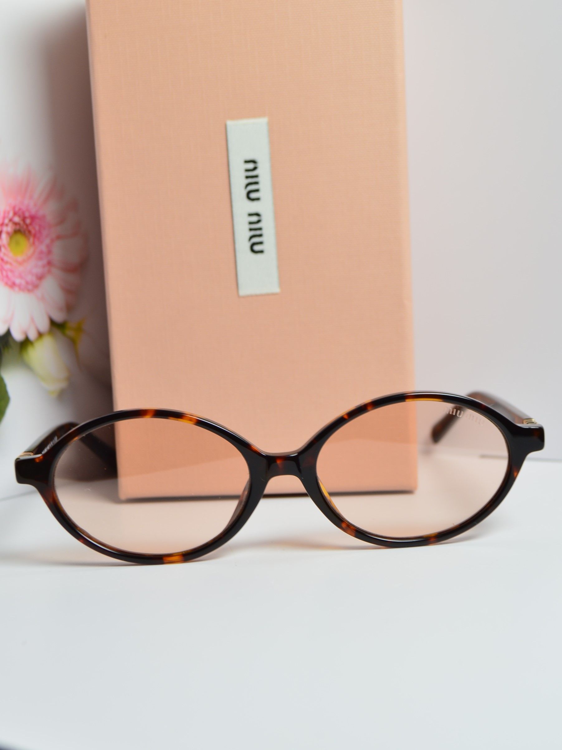 Солнцезащитные очки овальные, стиль от MiuMiu SMU 04Z