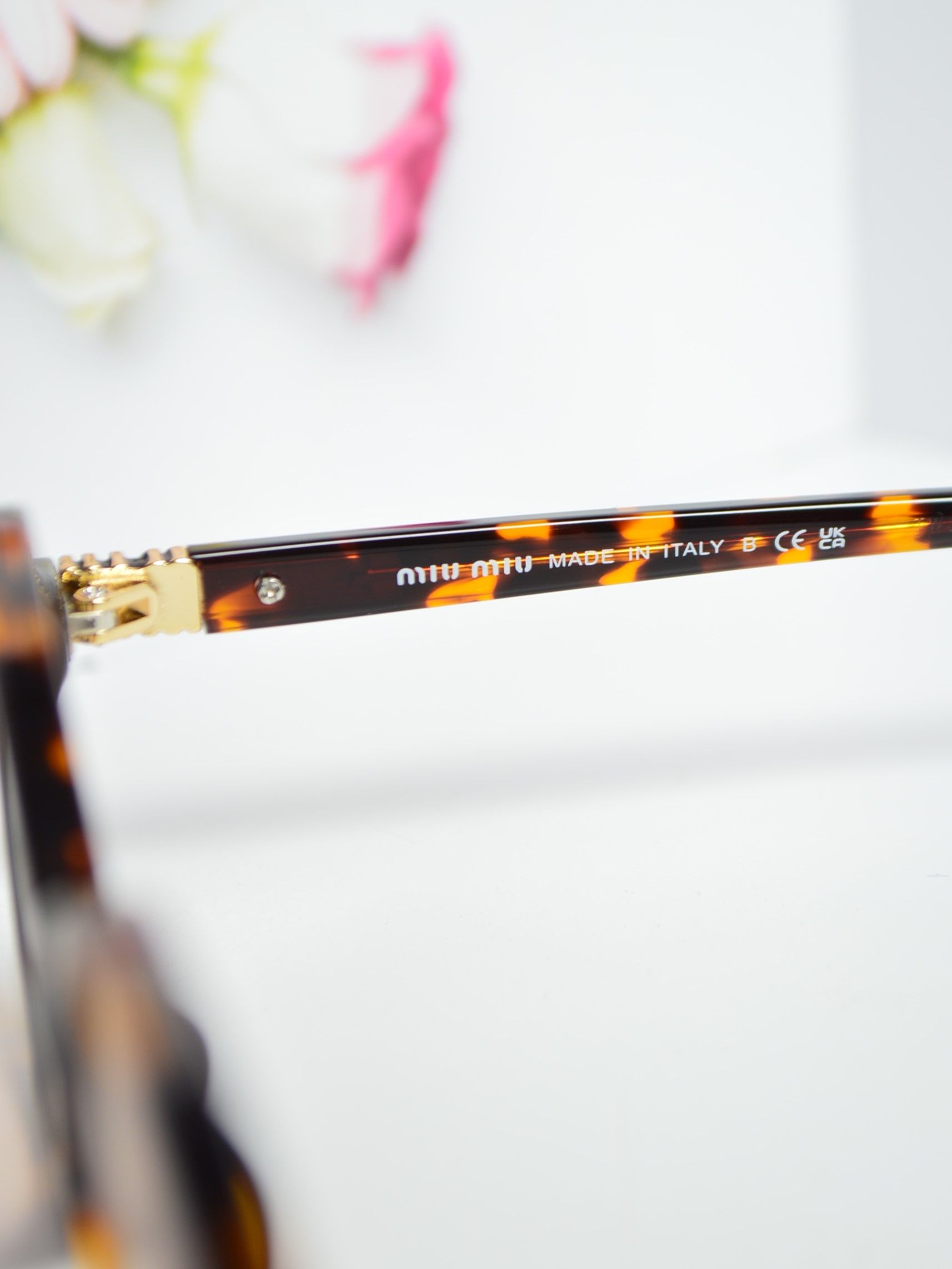 Солнцезащитные очки овальные, стиль от MiuMiu SMU 04Z