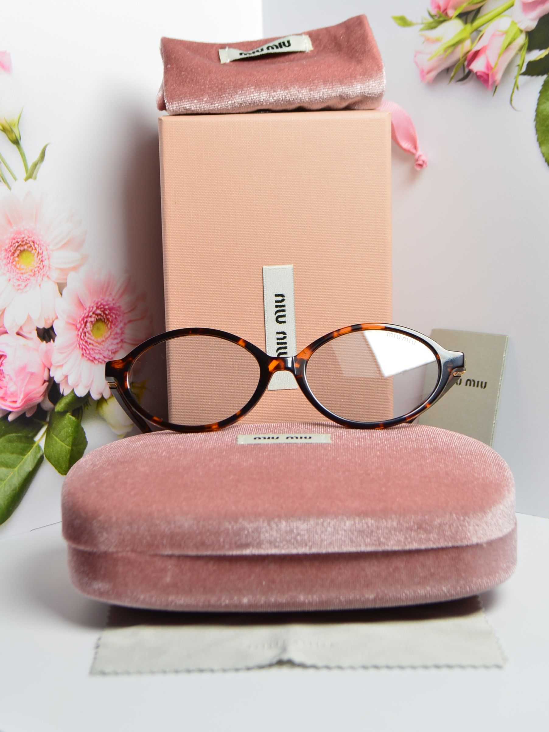 Солнцезащитные очки овальные, стиль от MiuMiu SMU 04Z