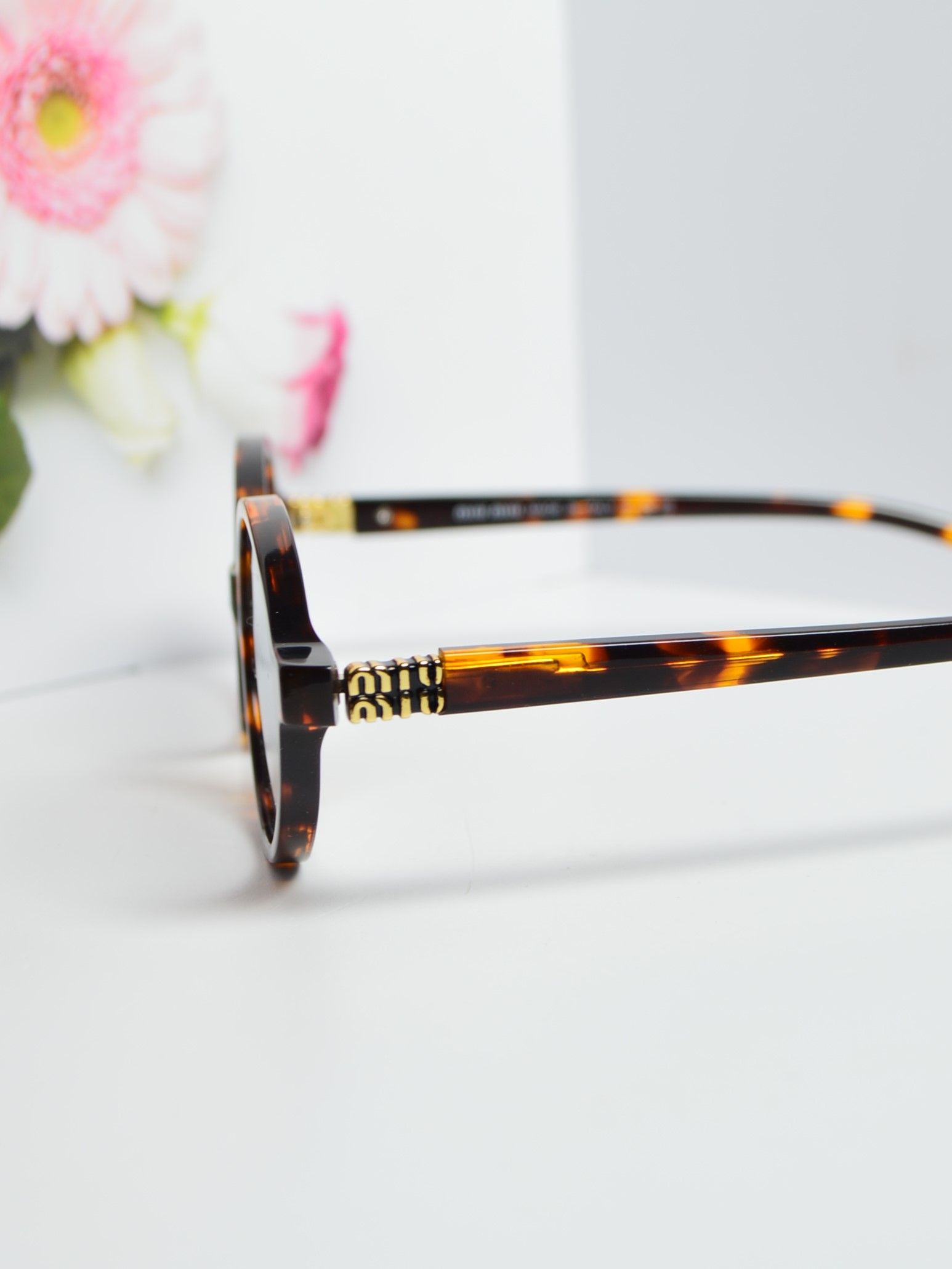 Солнцезащитные очки овальные, стиль от MiuMiu SMU 04Z