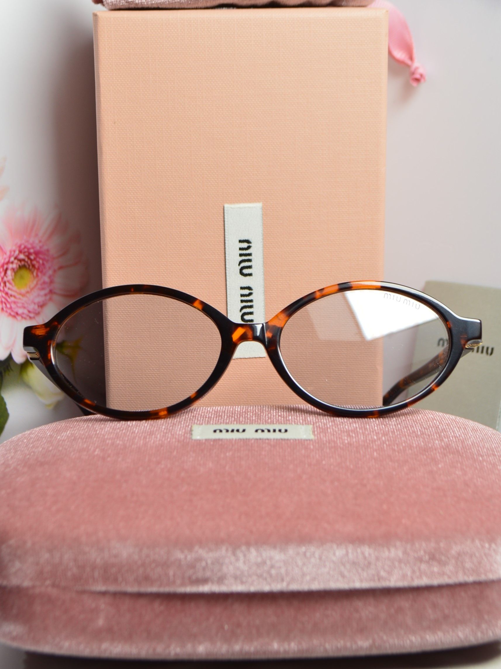 Солнцезащитные очки овальные, стиль от MiuMiu SMU 04Z