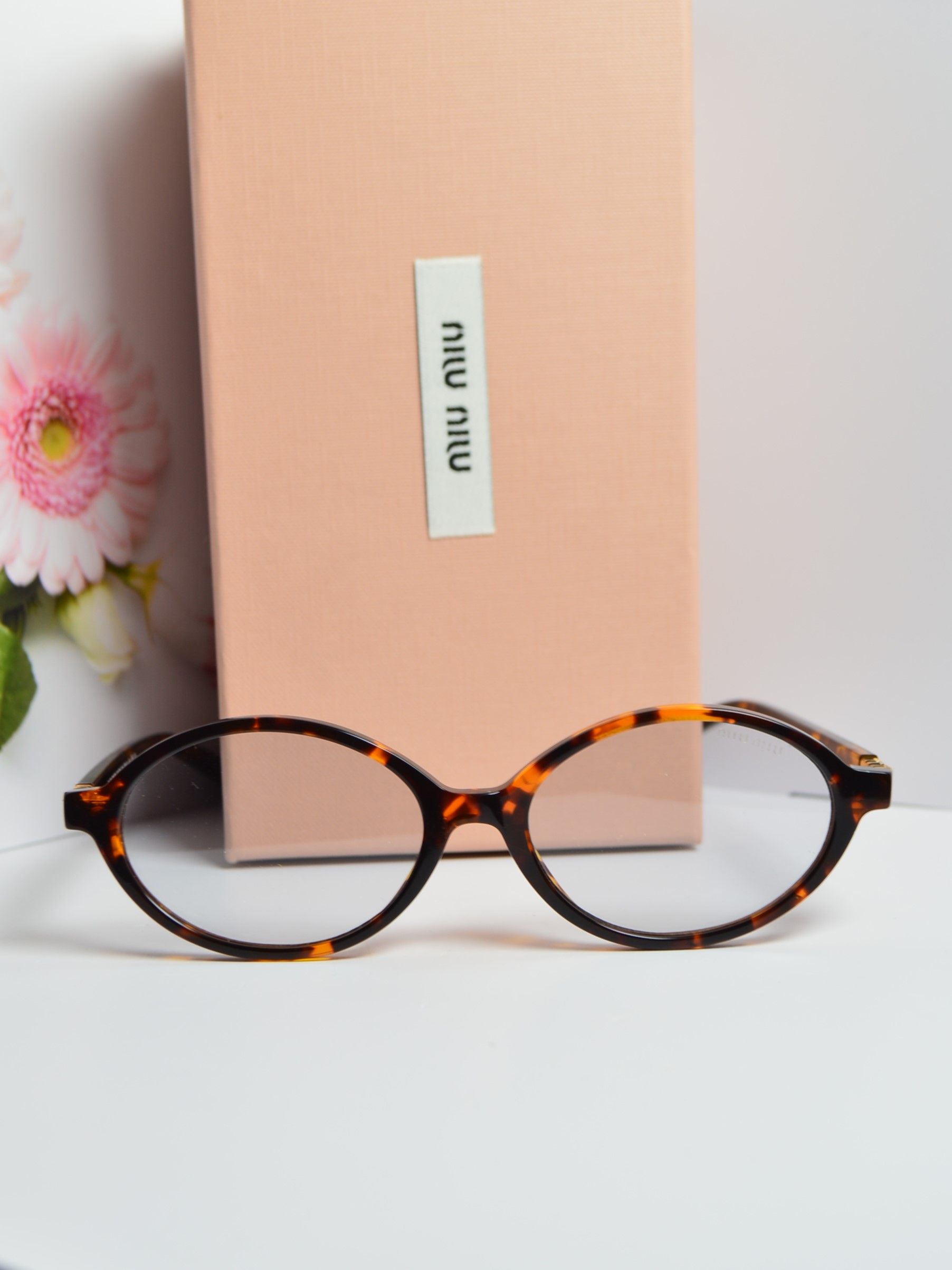 Солнцезащитные очки овальные, стиль от MiuMiu SMU 04Z