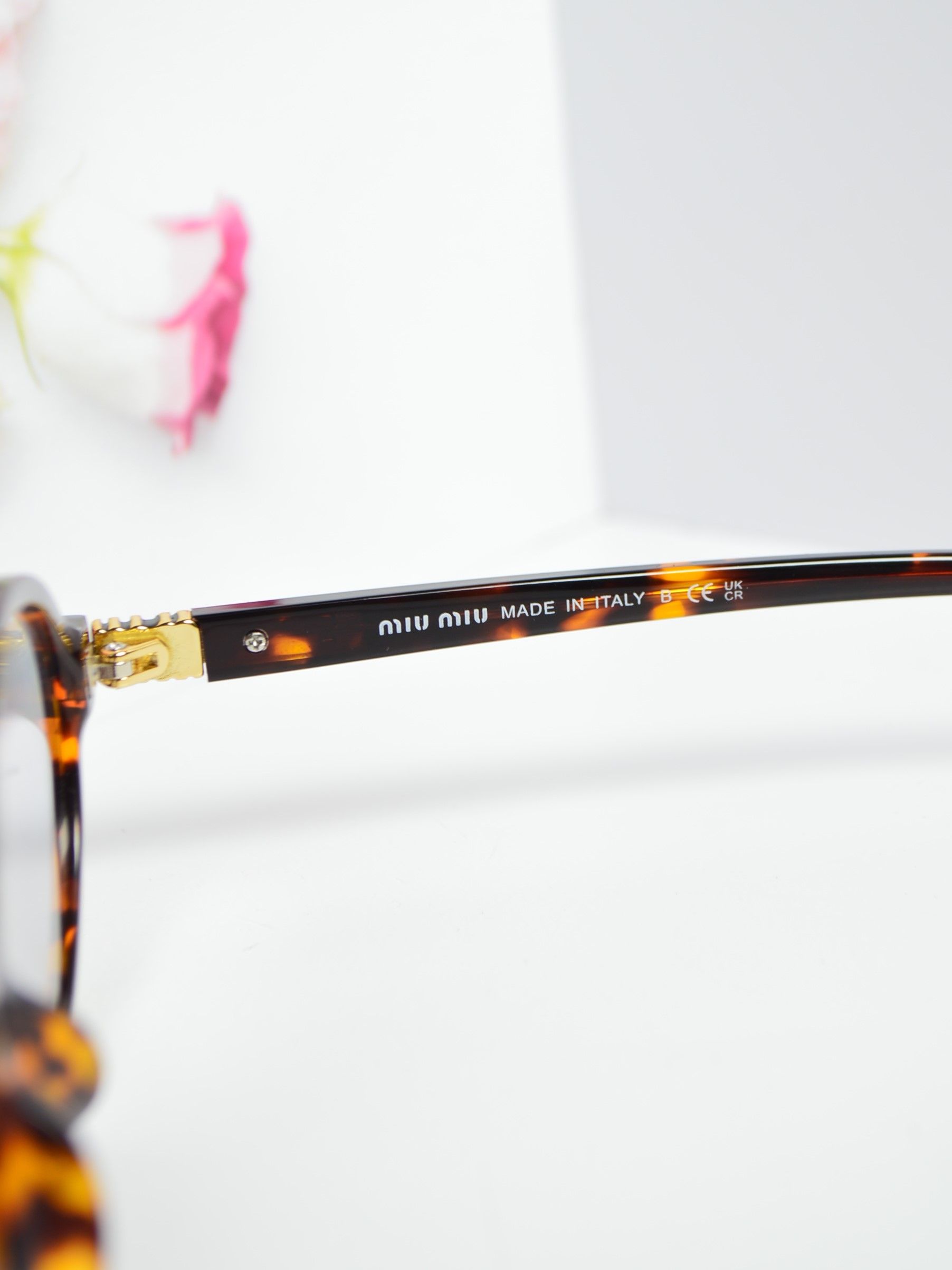 Солнцезащитные очки овальные, стиль от MiuMiu SMU 04Z